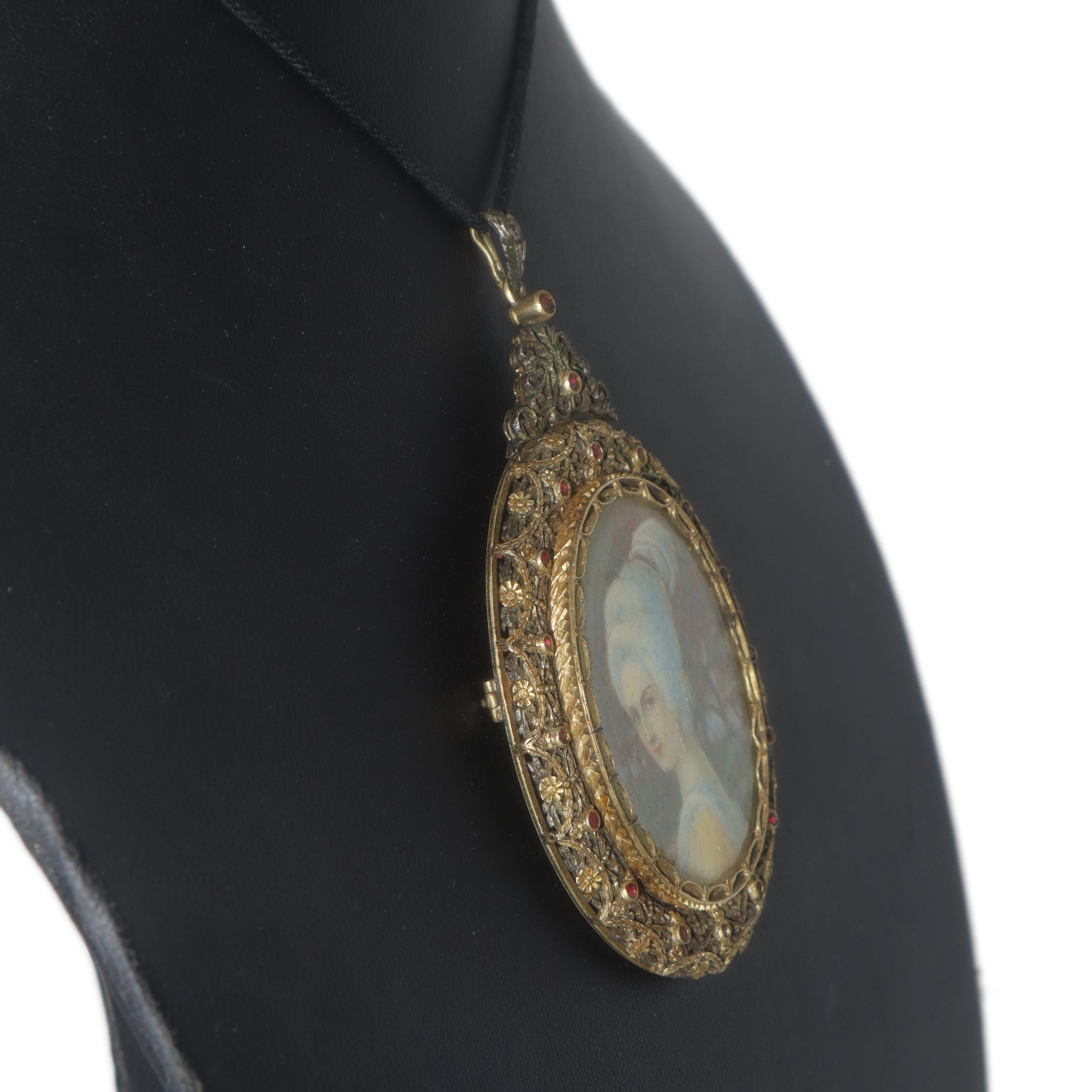 Medaglione in filigrana dorata con miniatura, vetro bulinato a motivi floreali, piccole pietre gr...