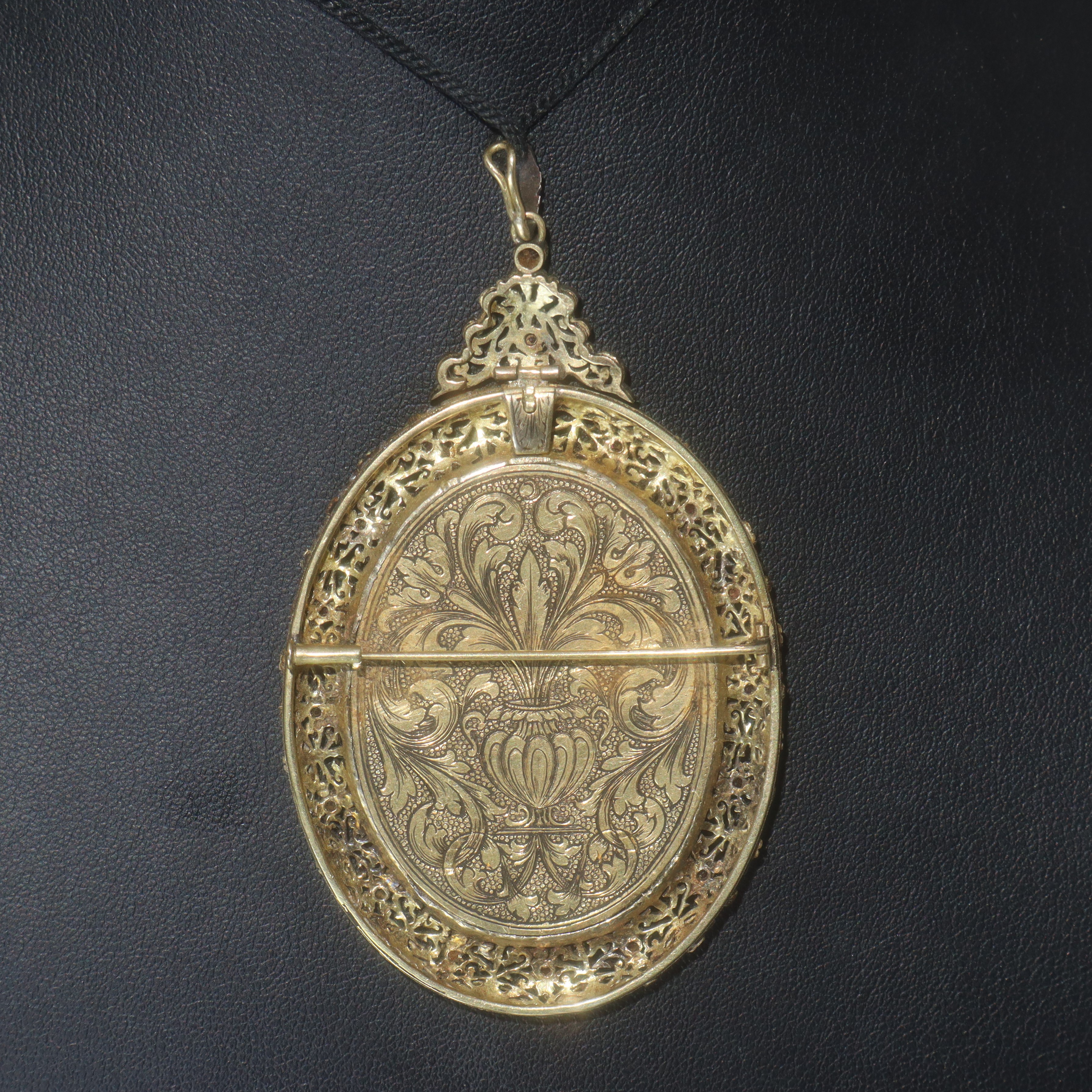 Medaglione in filigrana dorata con miniatura, vetro bulinato a motivi floreali, piccole pietre gr...