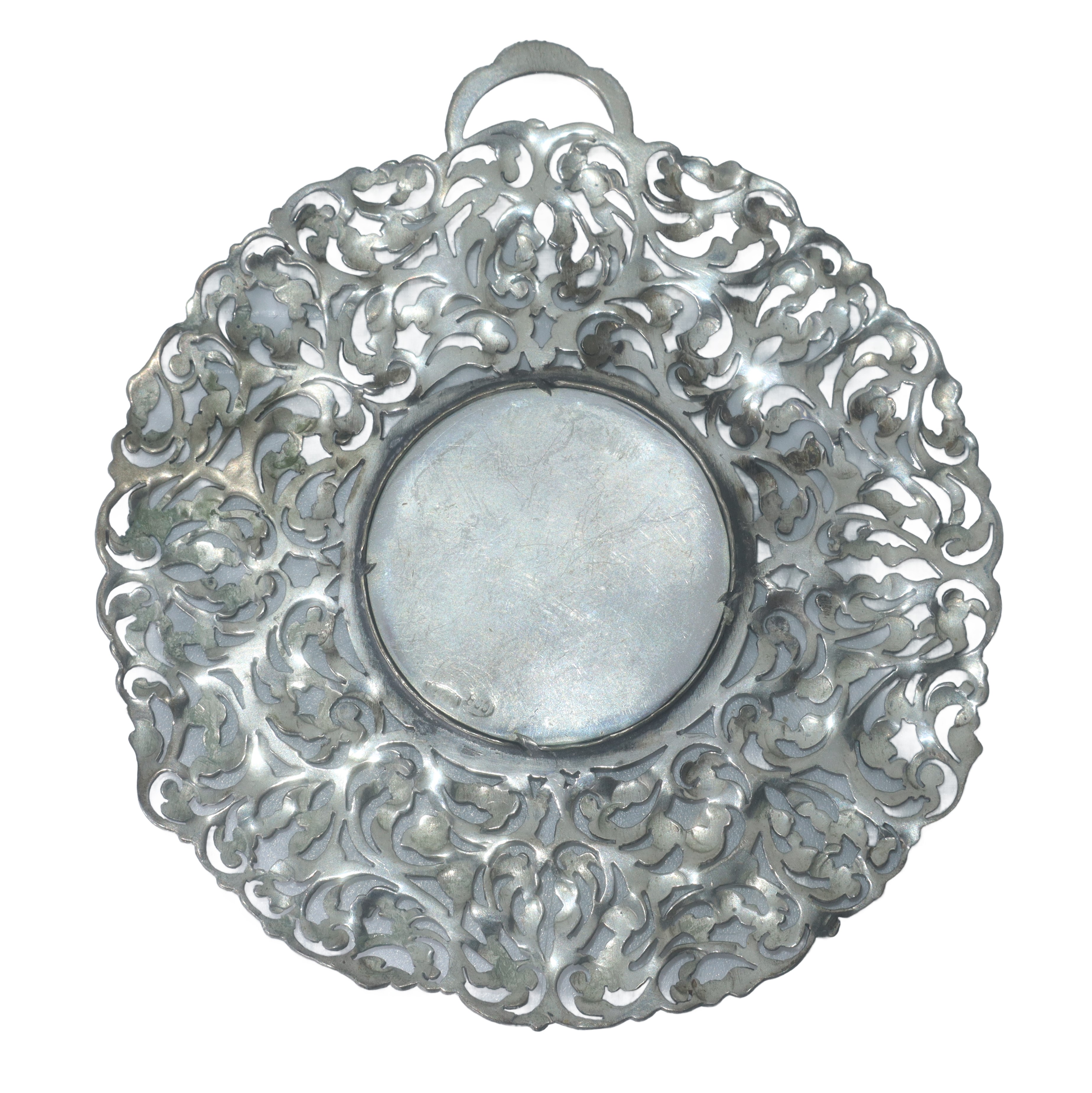 Medaglione in argento con miniatura centrale filigranato