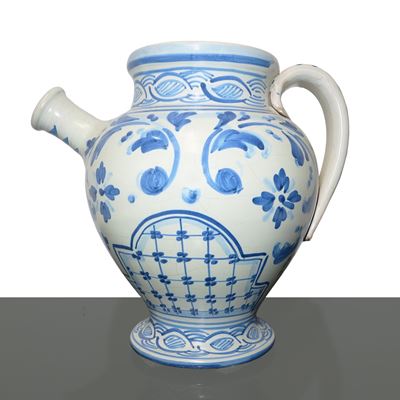 Versatoio in maiolica di Caltagirone, di forma policroma nei toni dell'azzurro, XX secolo