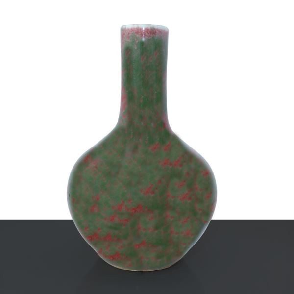Bottle in mottled enamel in red and green tones