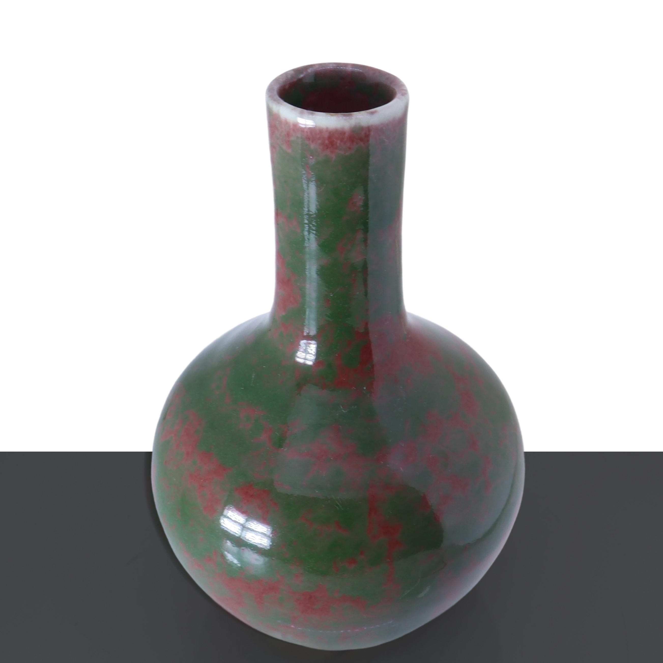 Bottiglia in smalto screziato nei toni rosso e verde