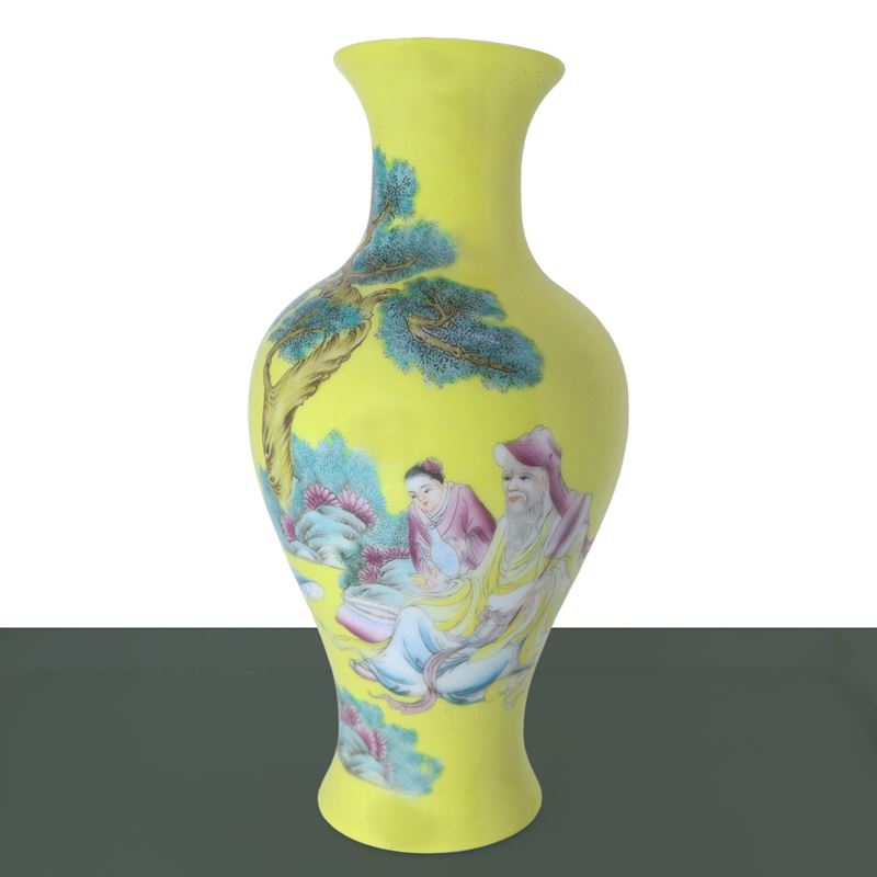 Bottiglia nei toni del giallo con raffigurazioni policrome di personaggi