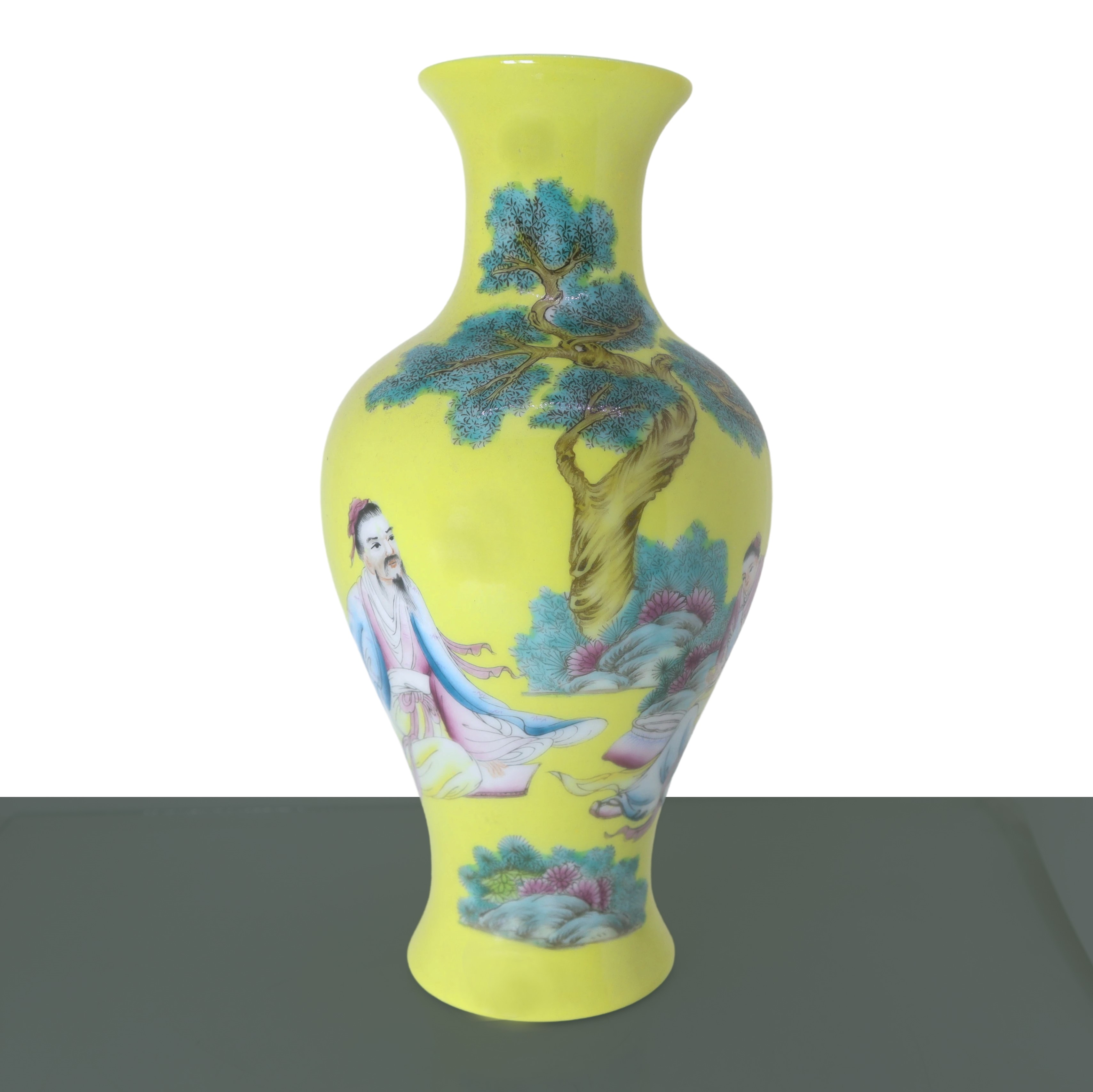 Bottiglia nei toni del giallo con raffigurazioni policrome di personaggi