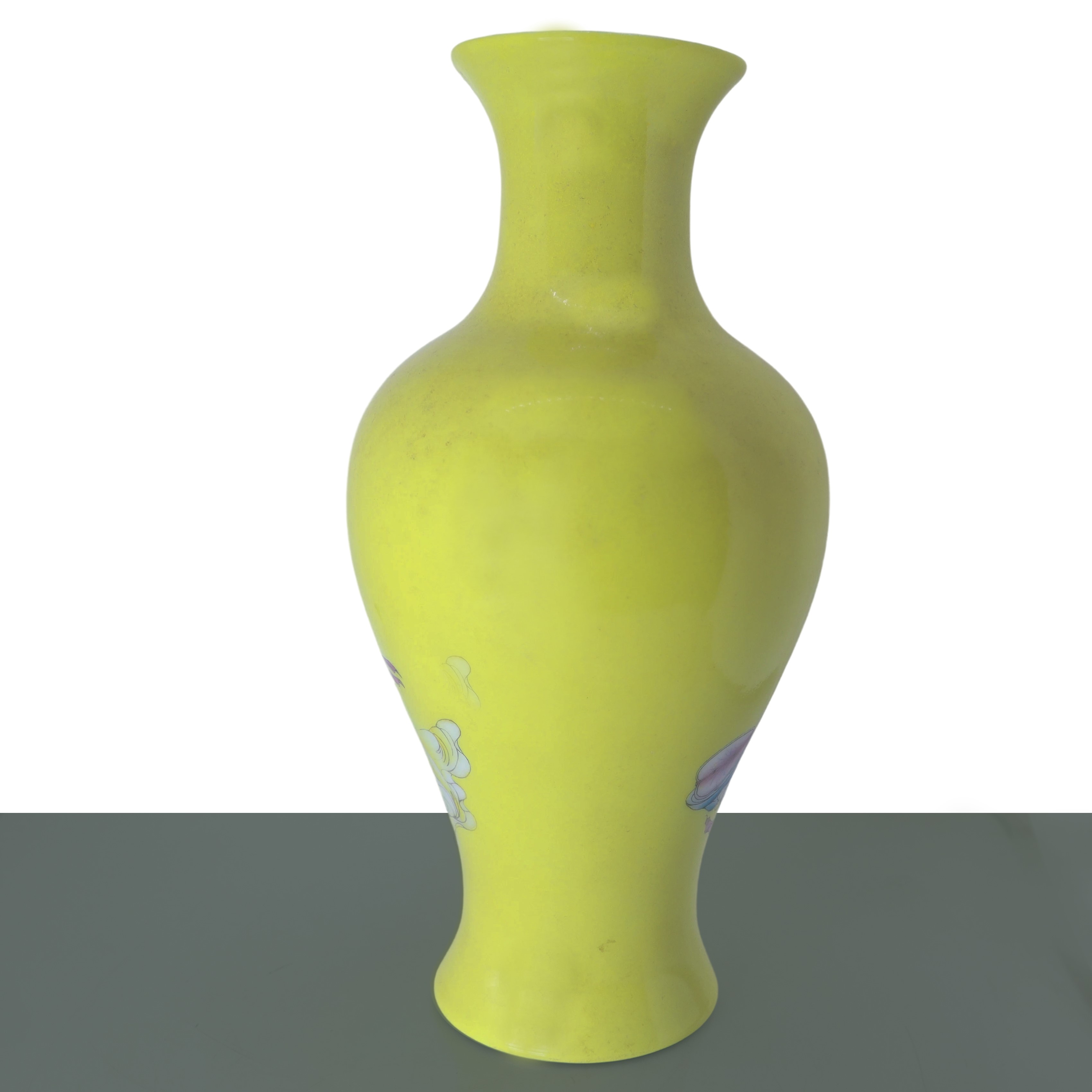 Bottiglia nei toni del giallo con raffigurazioni policrome di personaggi