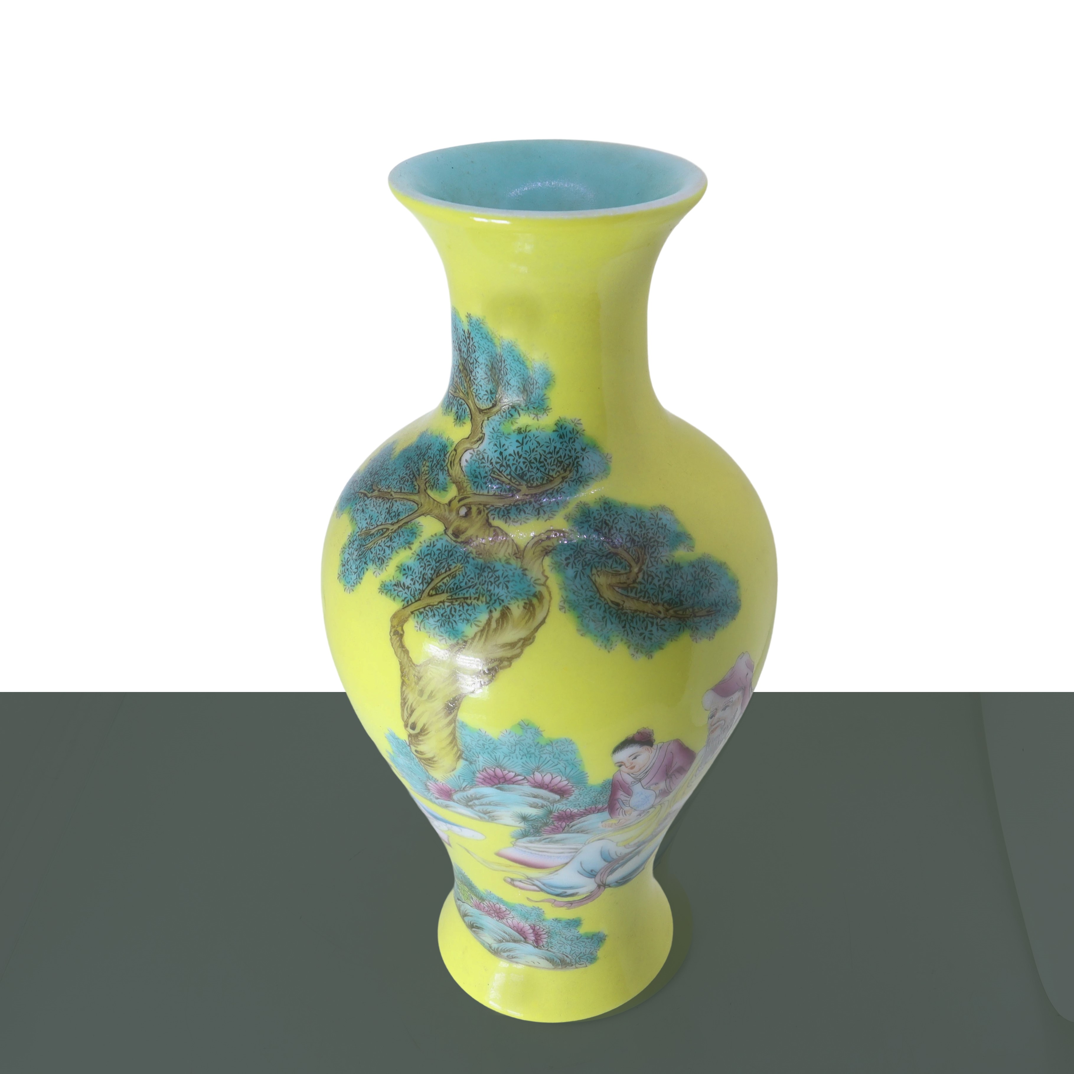 Bottiglia nei toni del giallo con raffigurazioni policrome di personaggi