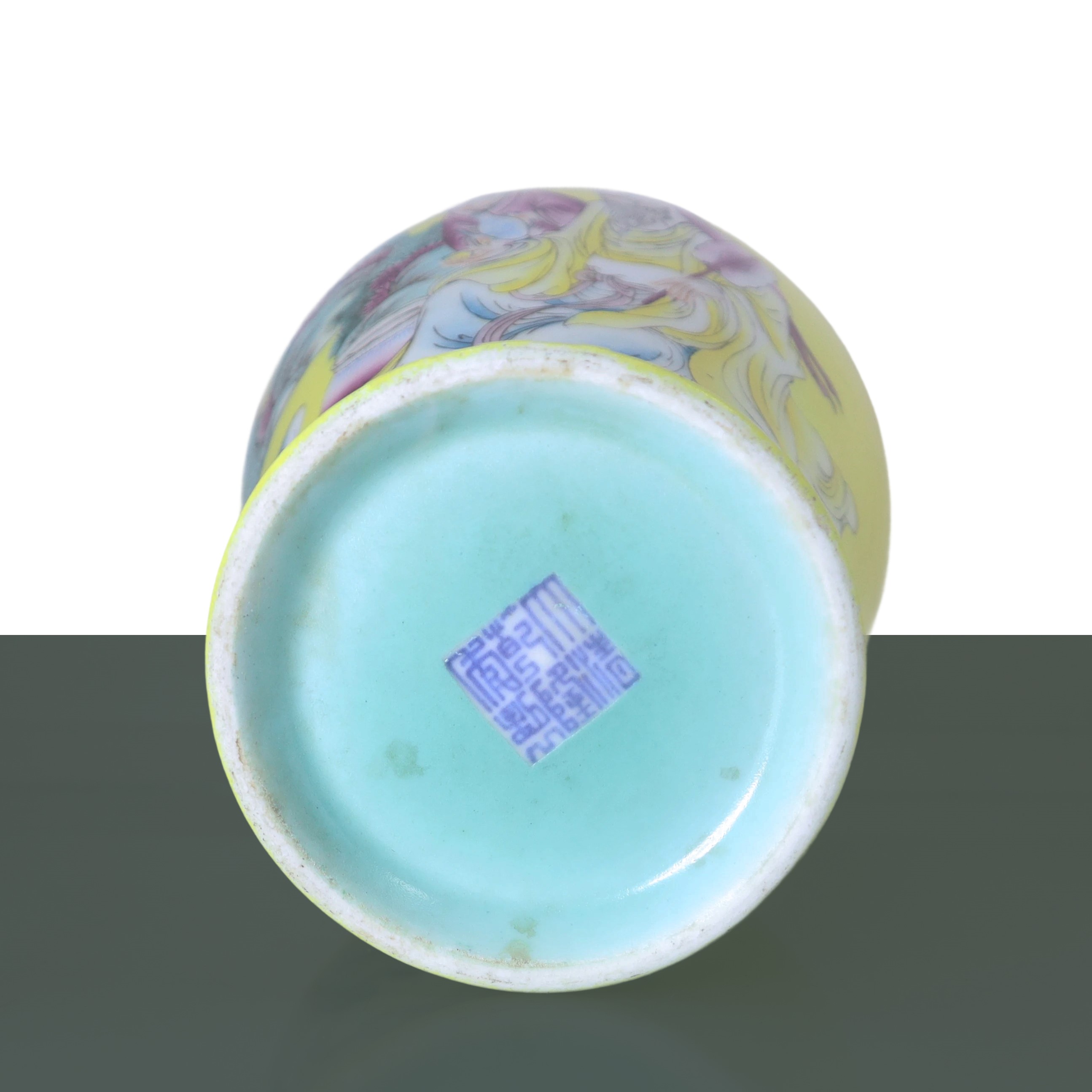 Bottiglia nei toni del giallo con raffigurazioni policrome di personaggi