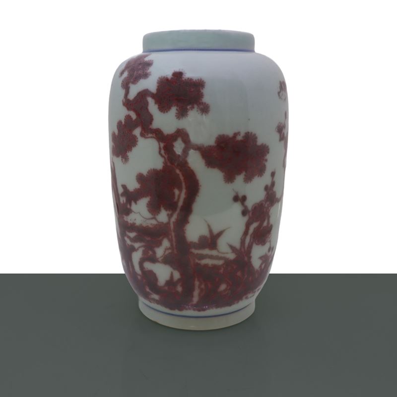 Vaso in porcellana smaltata nei toni bianco rosso e perfilo blu