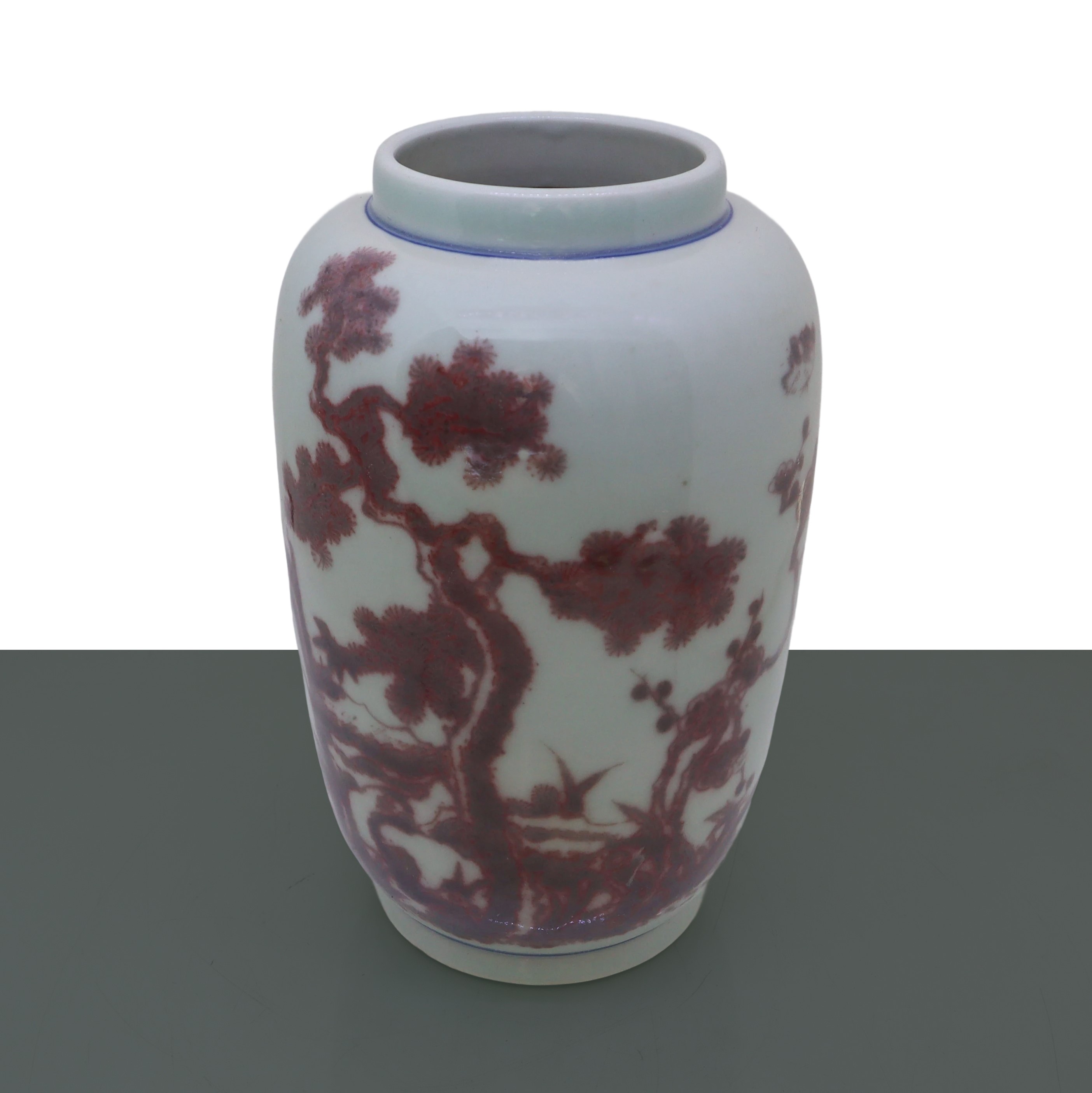 Vaso in porcellana smaltata nei toni bianco rosso e perfilo blu