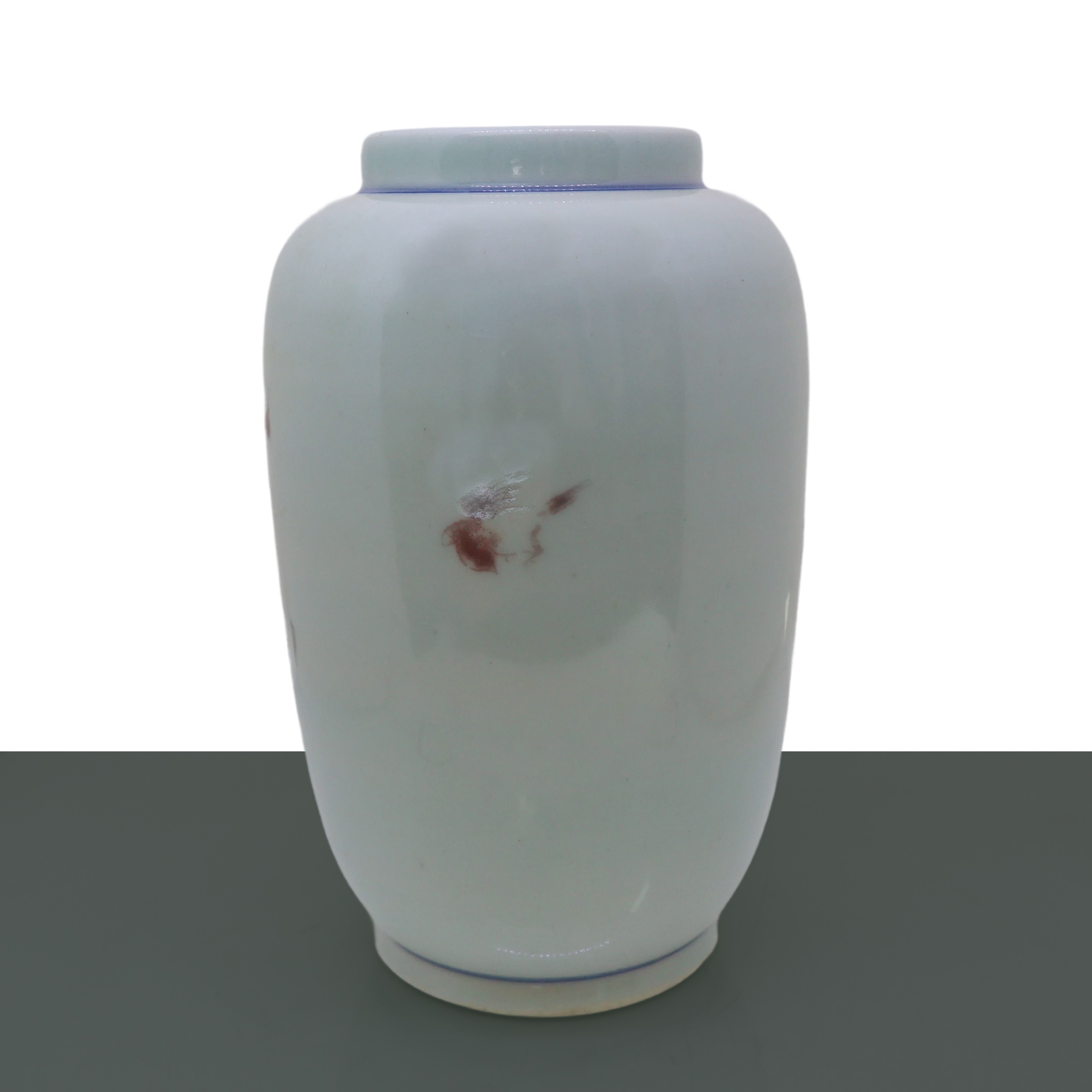 Vaso in porcellana smaltata nei toni bianco rosso e perfilo blu