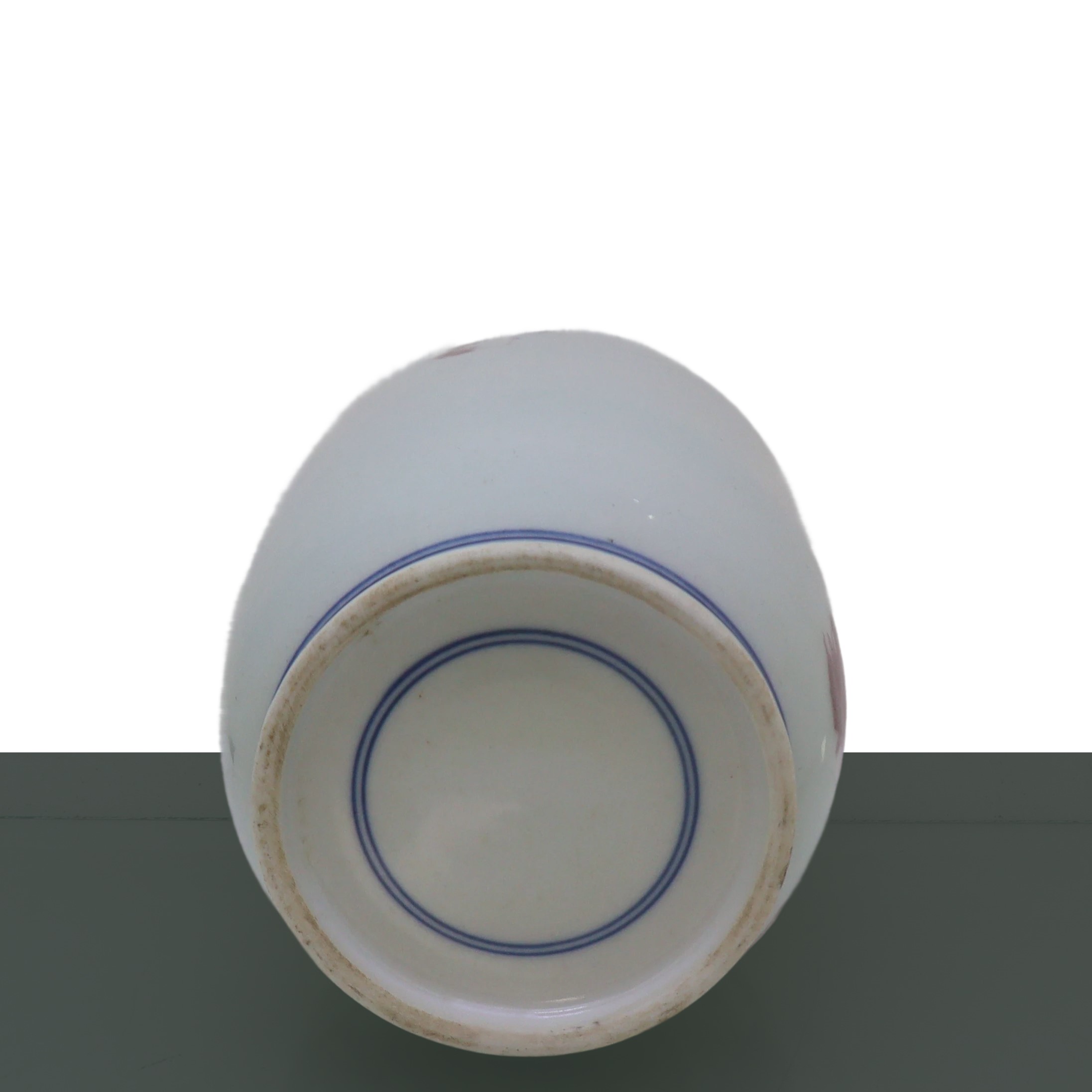 Vaso in porcellana smaltata nei toni bianco rosso e perfilo blu