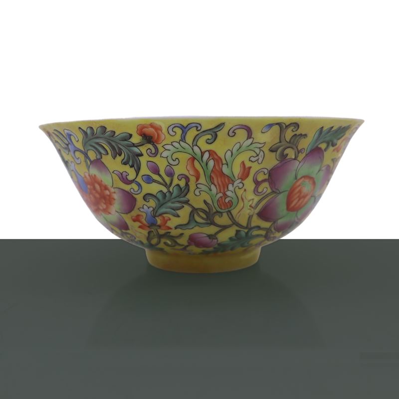 Ciotola con sfondo giallo e decorazione floreale policroma