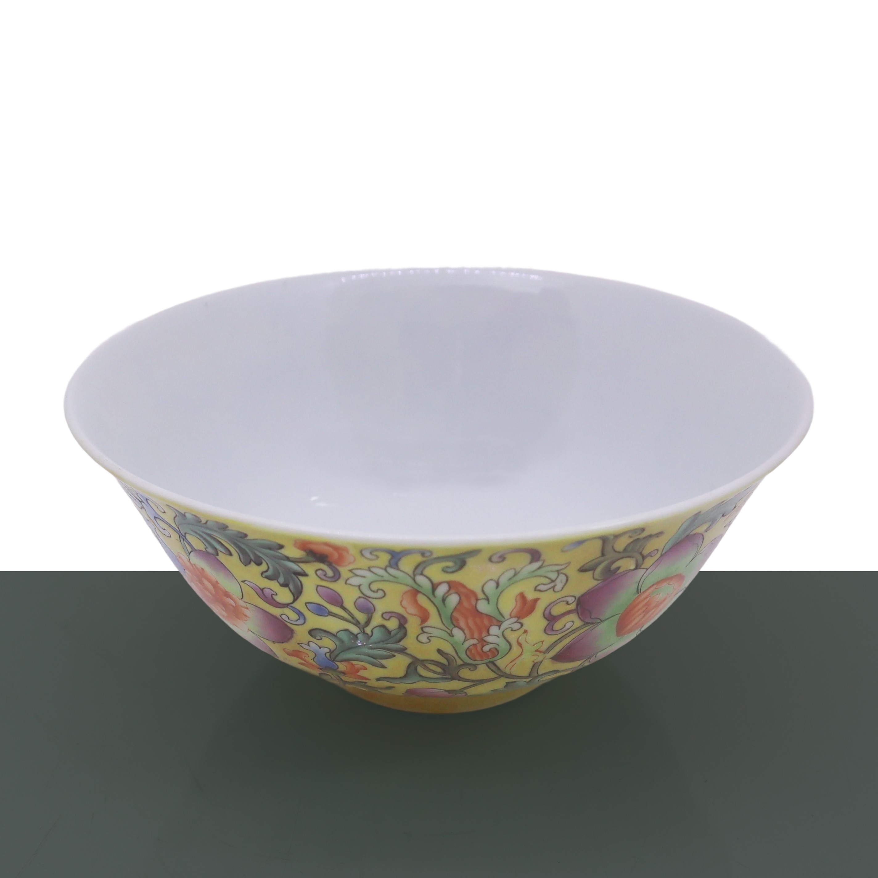 Ciotola con sfondo giallo e decorazione floreale policroma