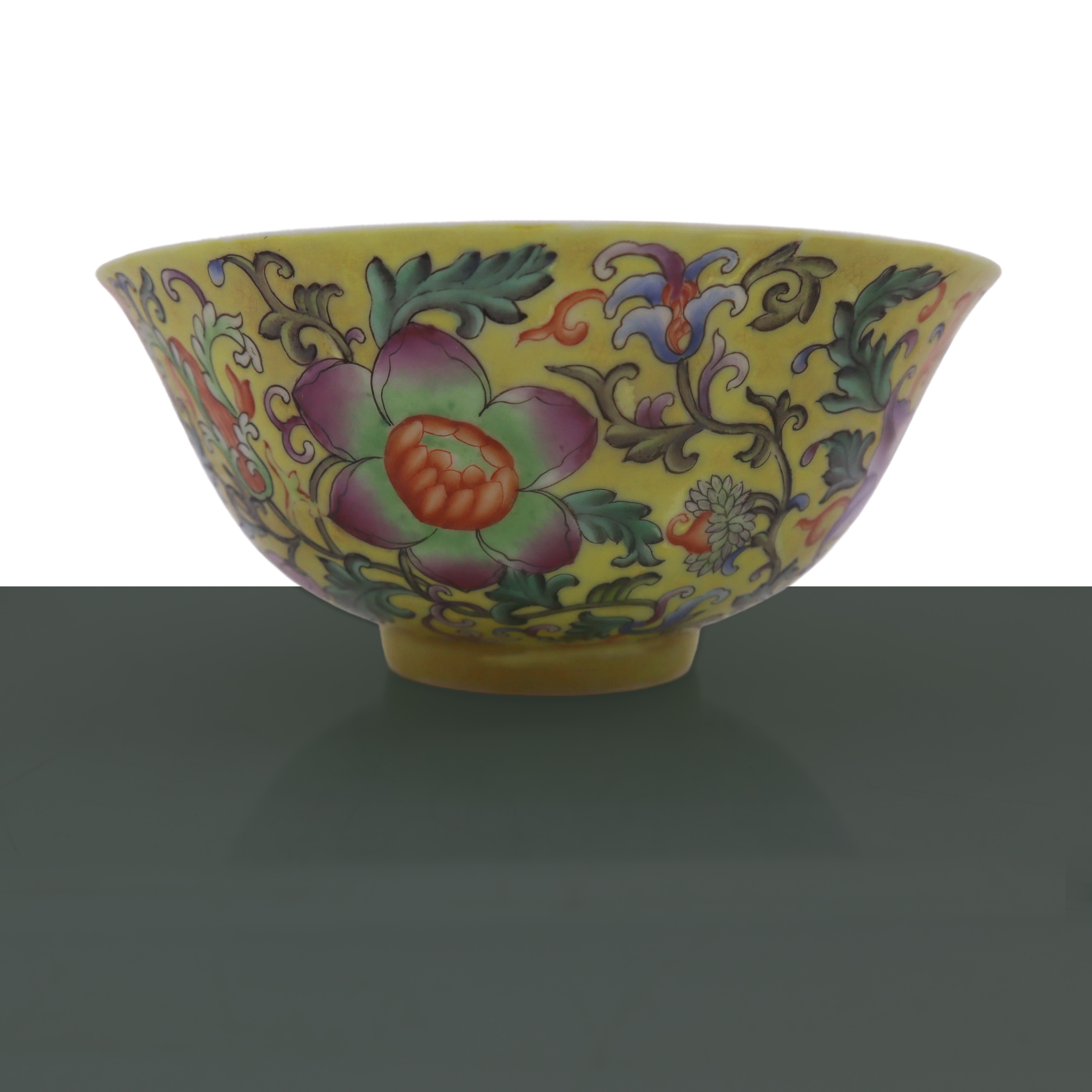 Ciotola con sfondo giallo e decorazione floreale policroma