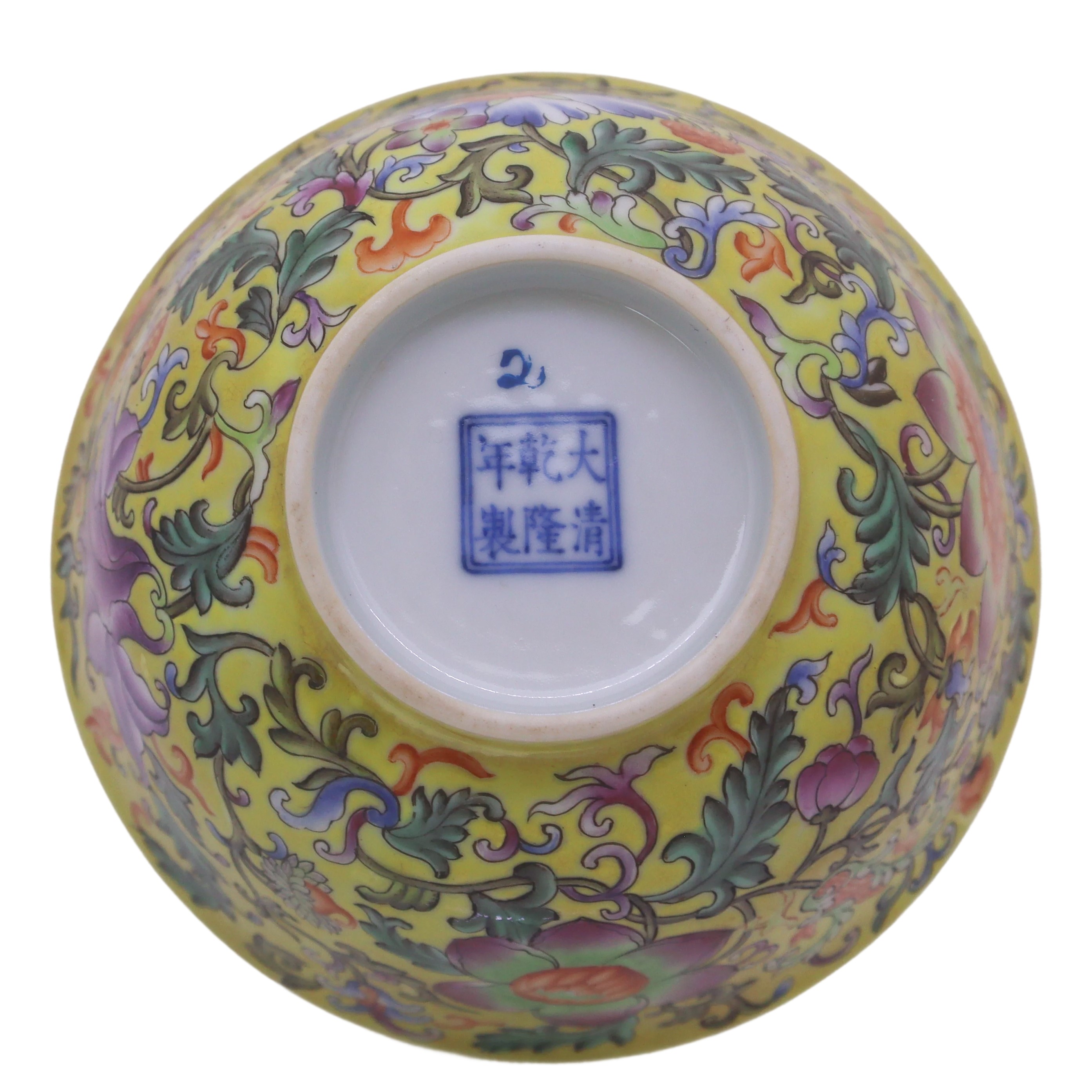 Ciotola con sfondo giallo e decorazione floreale policroma