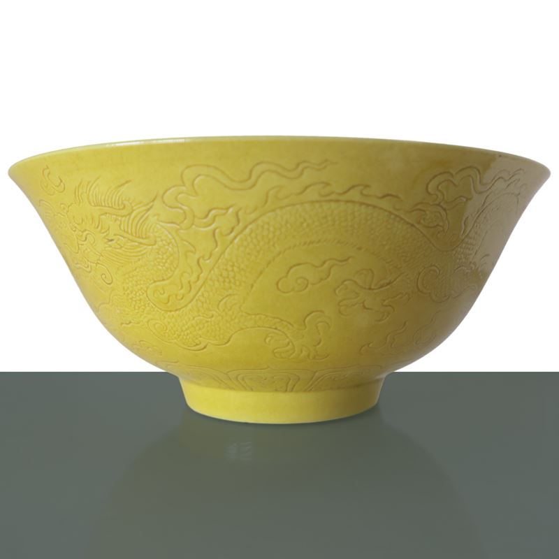 Ciotola gialla con decoro inciso raffigurante dragoni