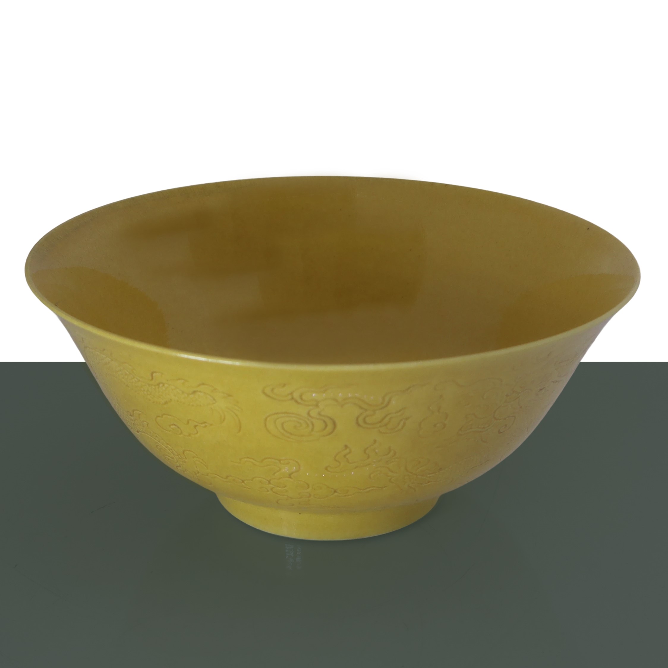 Ciotola gialla con decoro inciso raffigurante dragoni