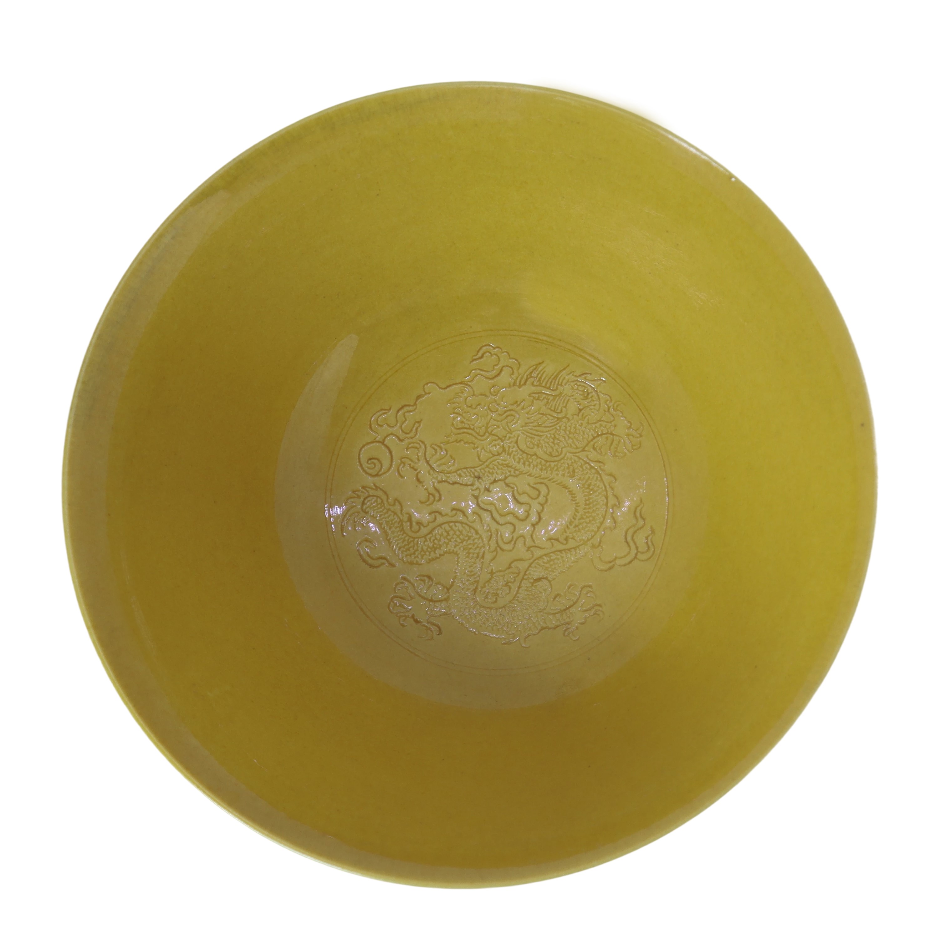 Ciotola gialla con decoro inciso raffigurante dragoni