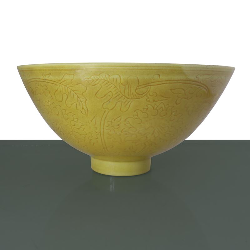 Ciotola gialla invetriata con incisioni floreali