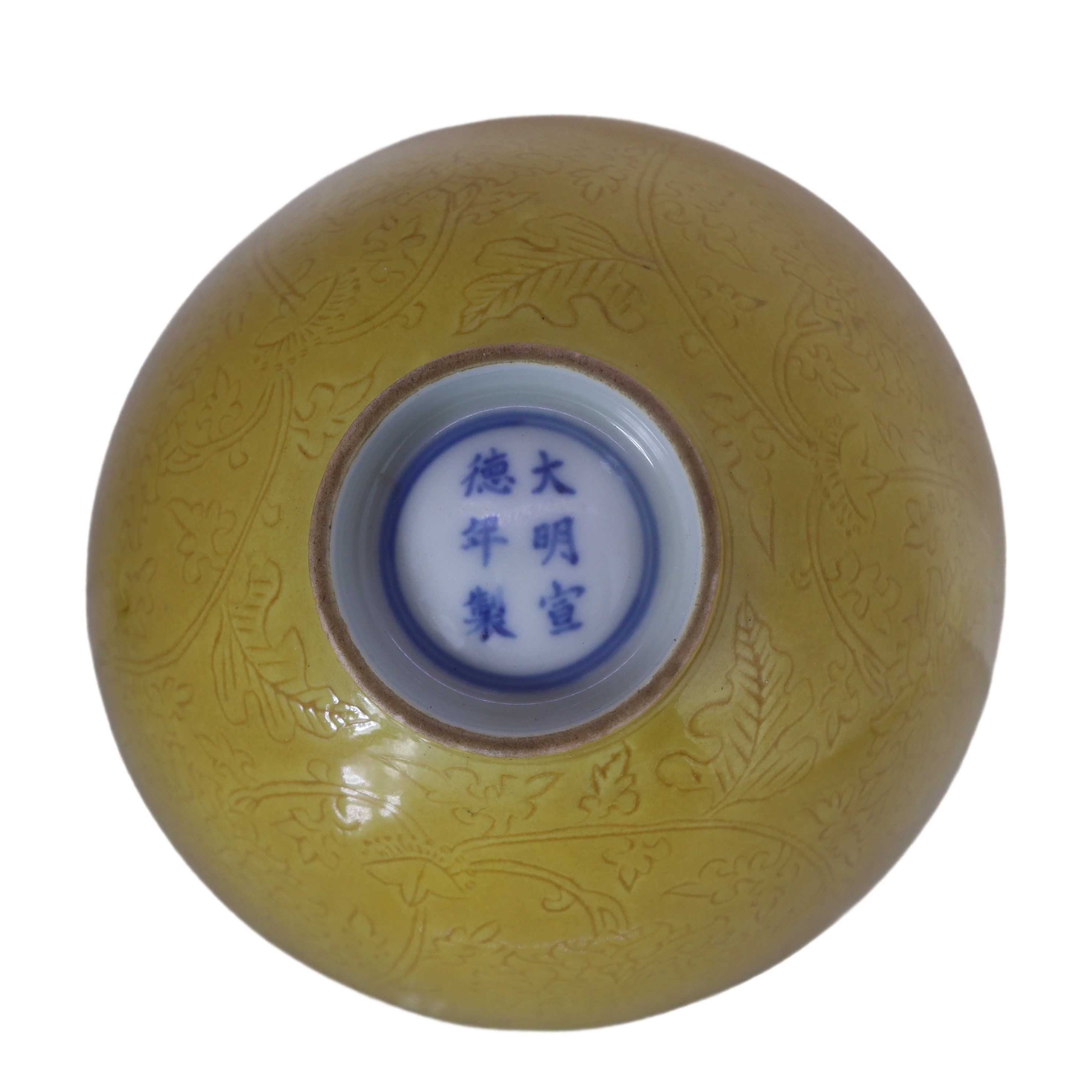 Ciotola gialla invetriata con incisioni floreali