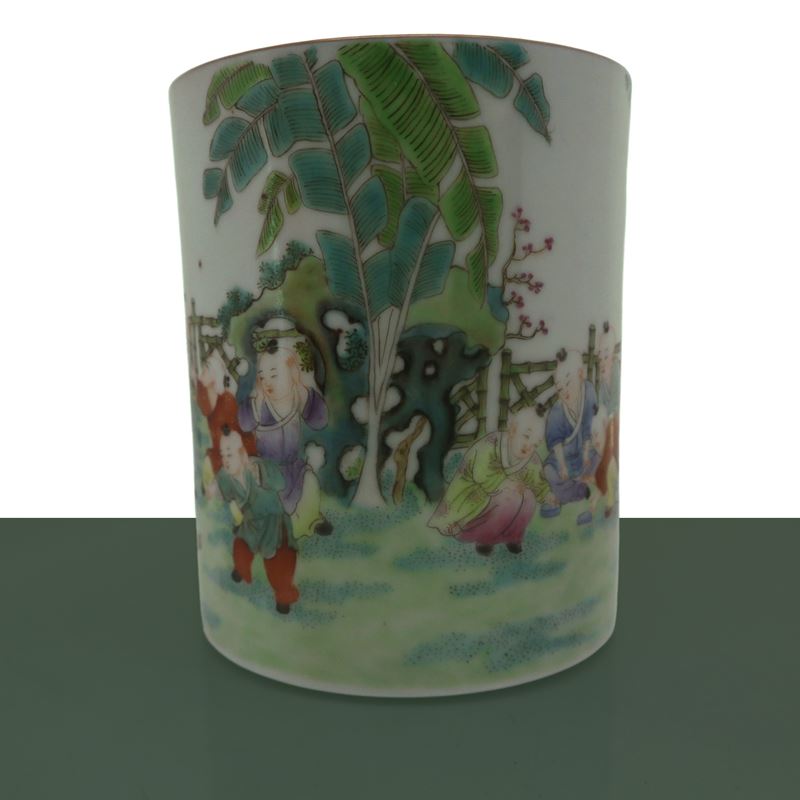 Portapenne raffigurante bambini che giocano