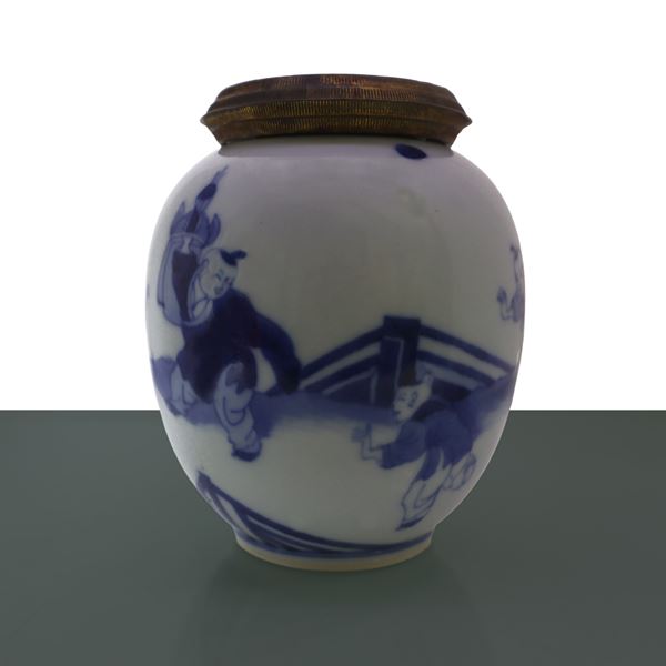Vaso invetriato nei toni blu e bianco raffigurante bambini che giocano