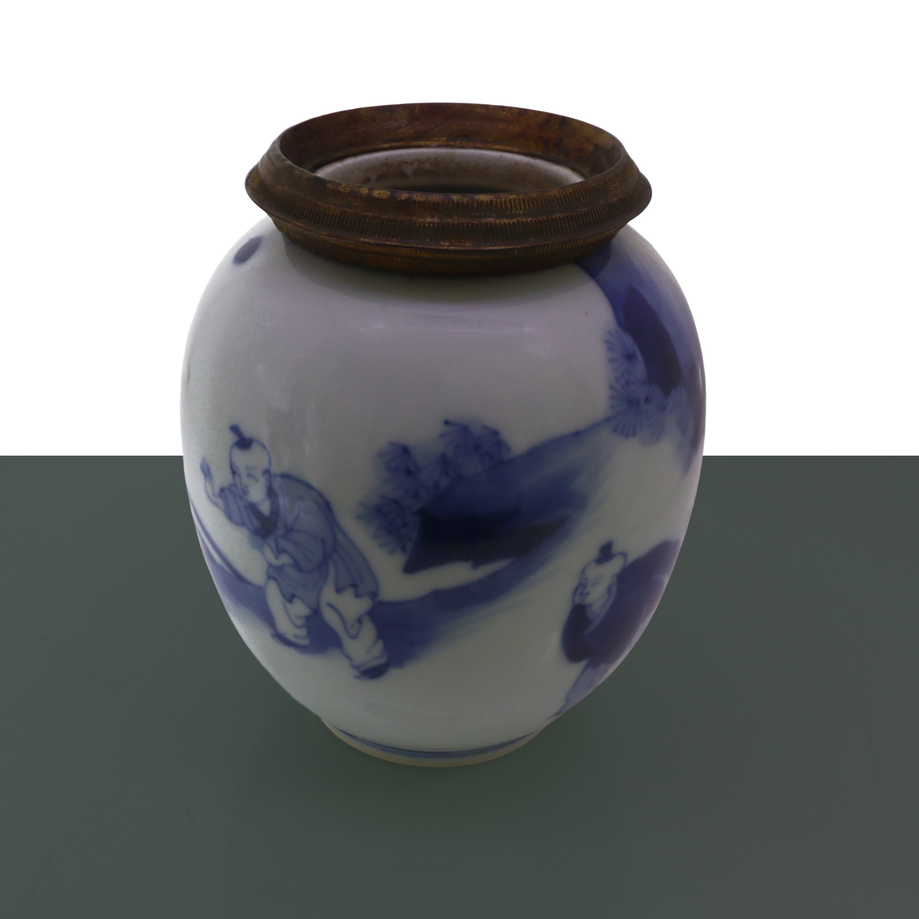 Vaso invetriato nei toni blu e bianco raffigurante bambini che giocano