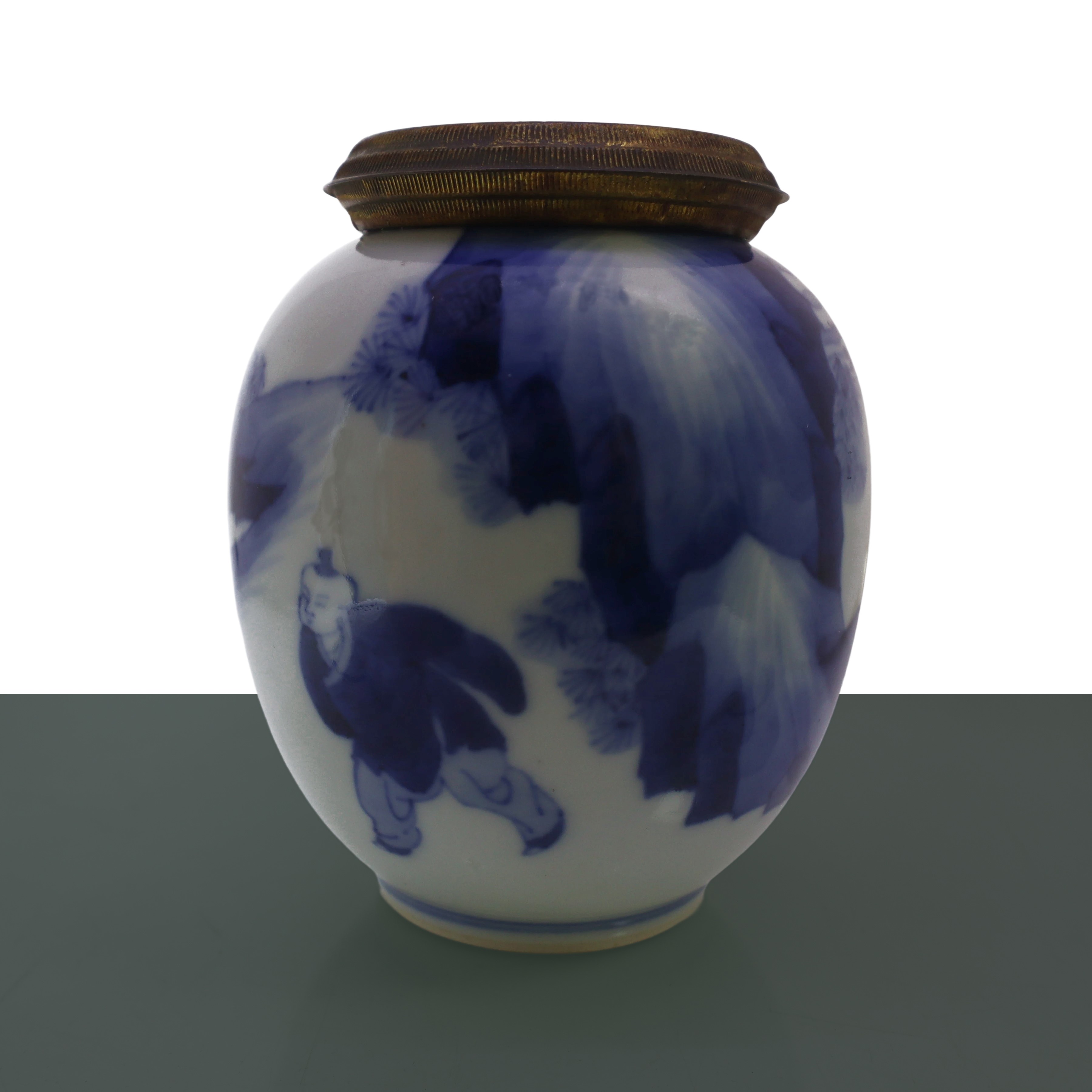 Vaso invetriato nei toni blu e bianco raffigurante bambini che giocano