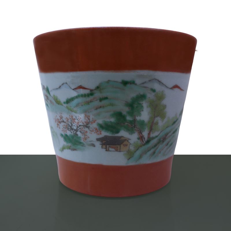 Vaso smaltato nei toni bianco e arancione con decori policromi