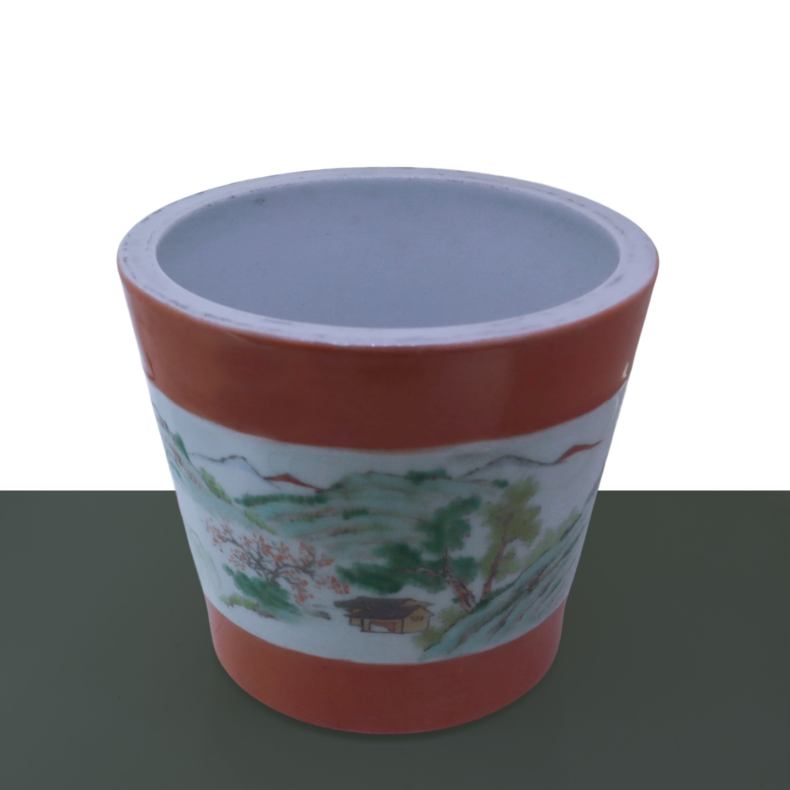 Vaso smaltato nei toni bianco e arancione con decori policromi