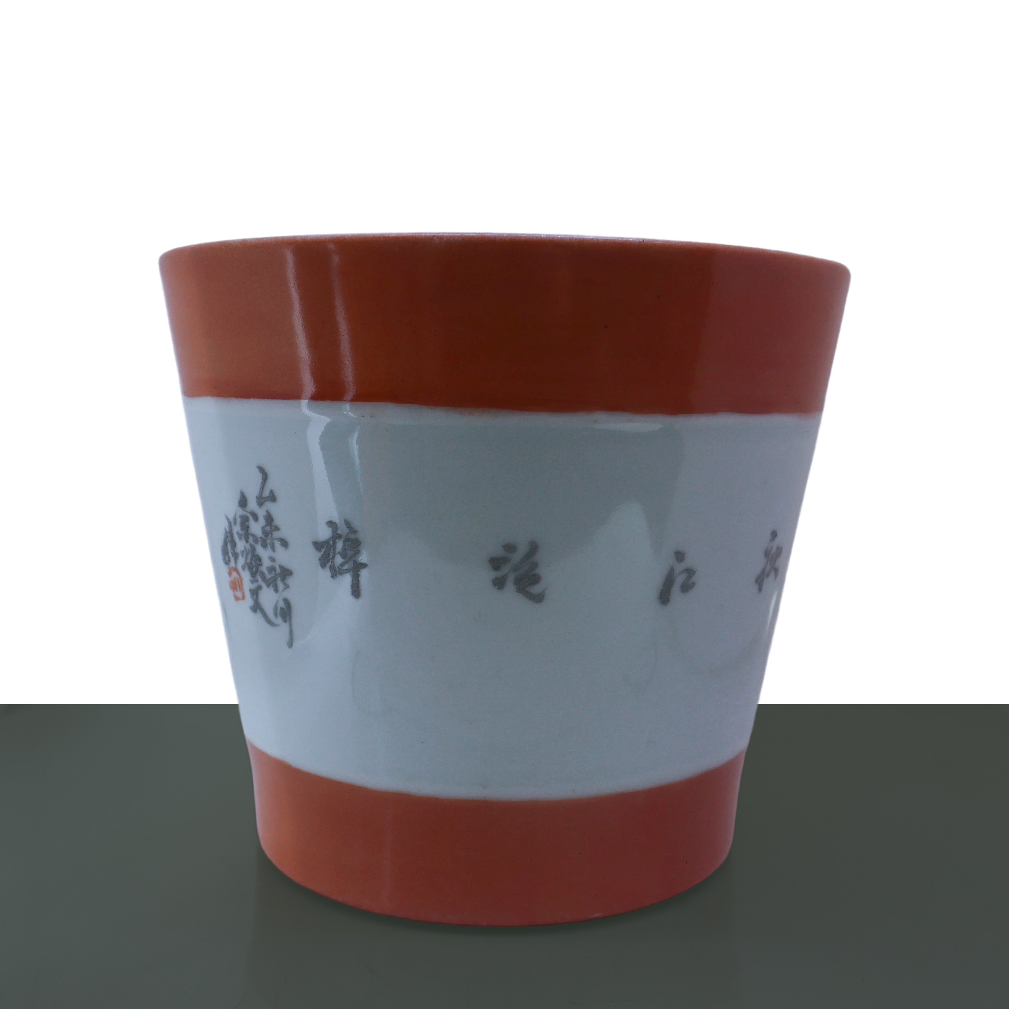 Vaso smaltato nei toni bianco e arancione con decori policromi