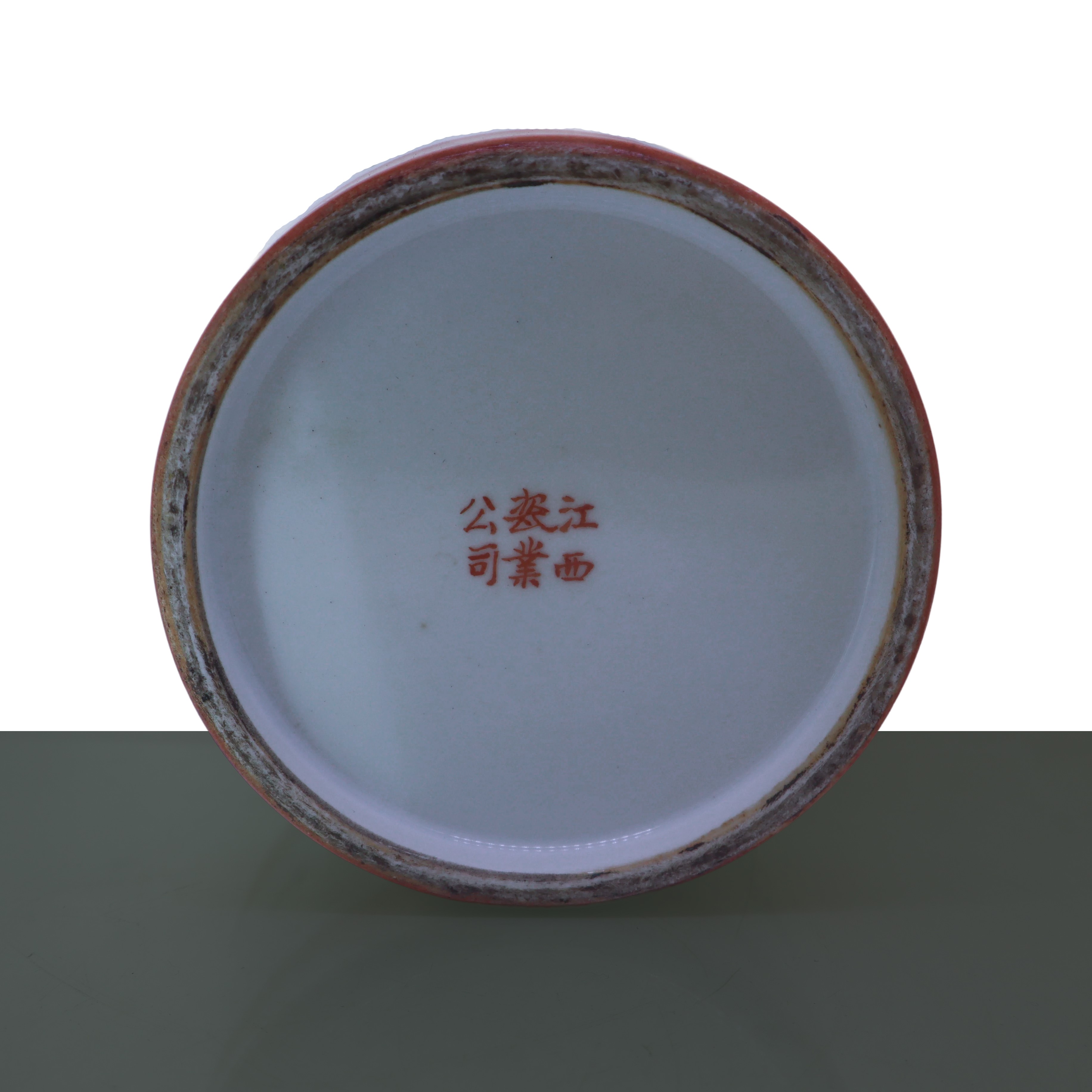 Vaso smaltato nei toni bianco e arancione con decori policromi