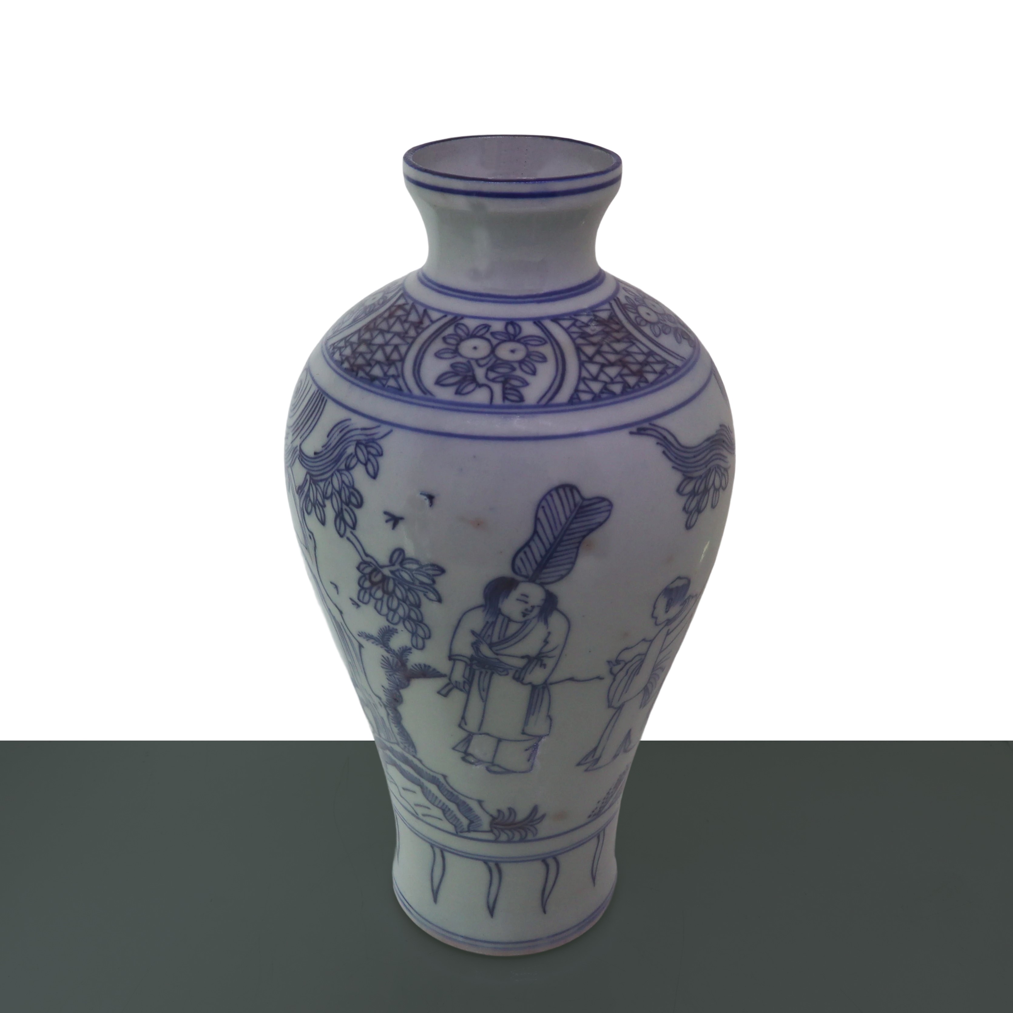 Bottiglia in stile dinastia Qing, nei toni bianco e blu con raffigurazione di personaggi