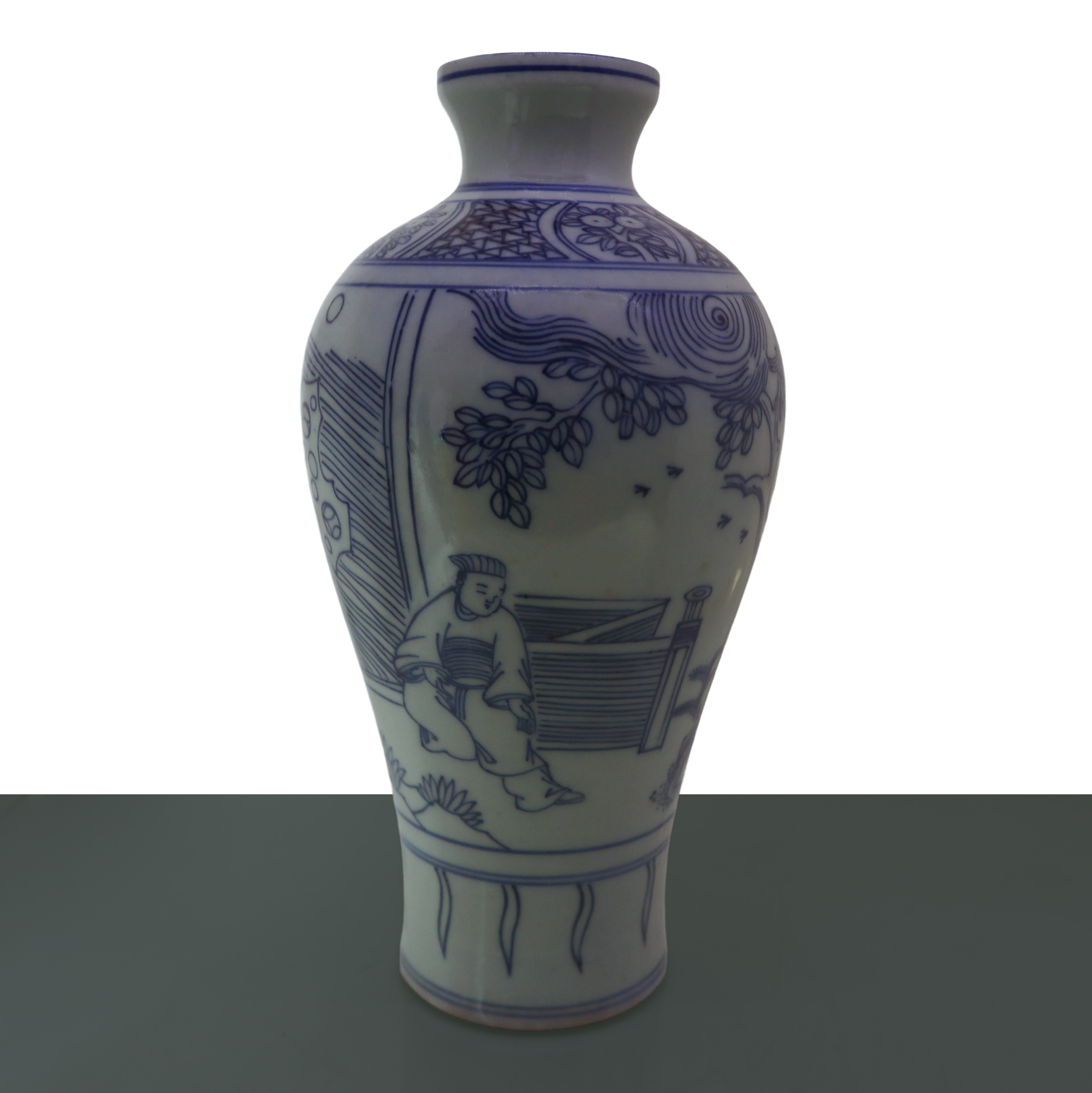 Bottiglia in stile dinastia Qing, nei toni bianco e blu con raffigurazione di personaggi