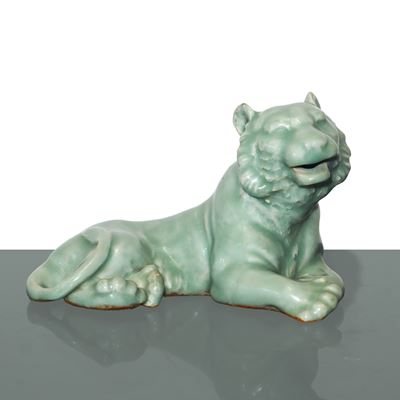 Tigre in Porcellana Longquan, nei Toni del Verde