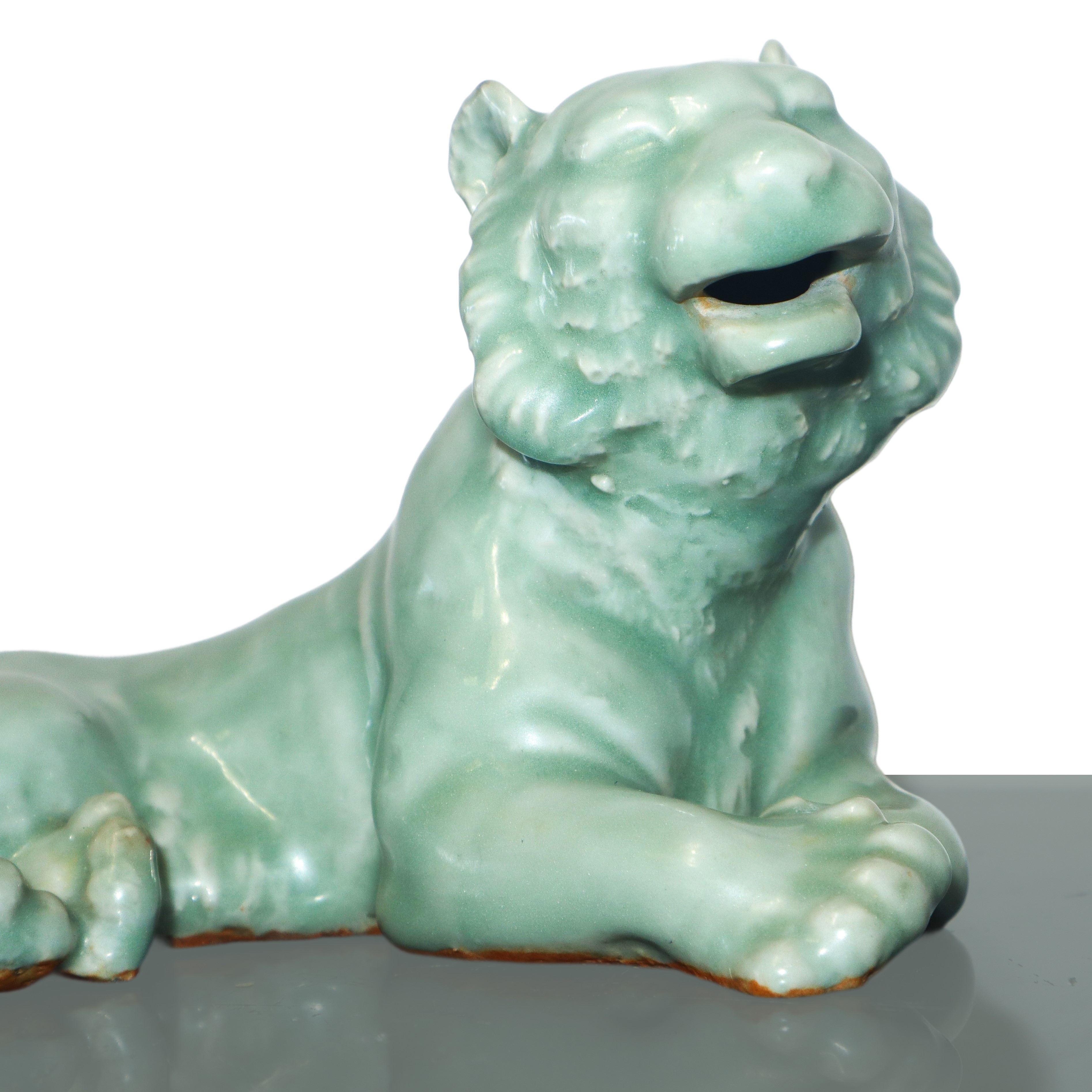 Tigre in Porcellana Longquan, nei Toni del Verde