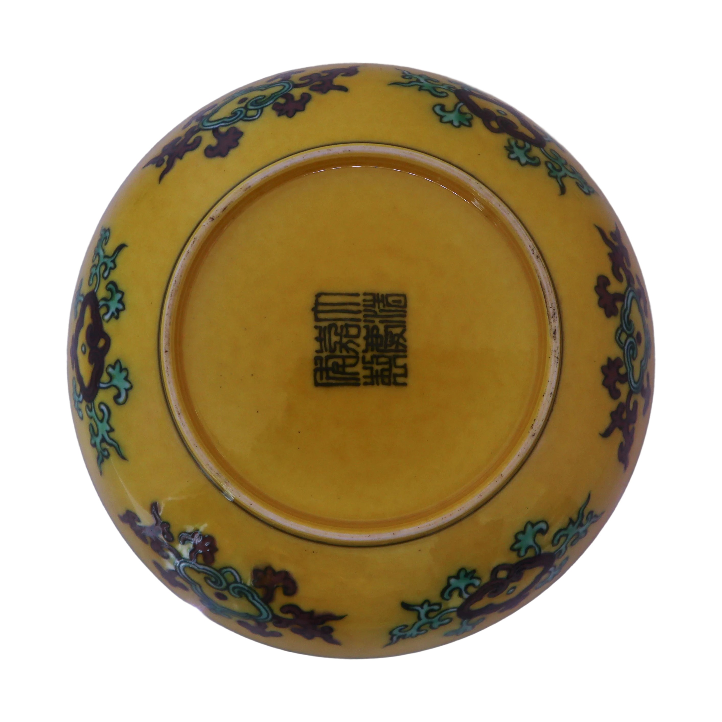 Piatto fondo giallo con raffigurazioni di drago e fenice nei toni verde e marrone