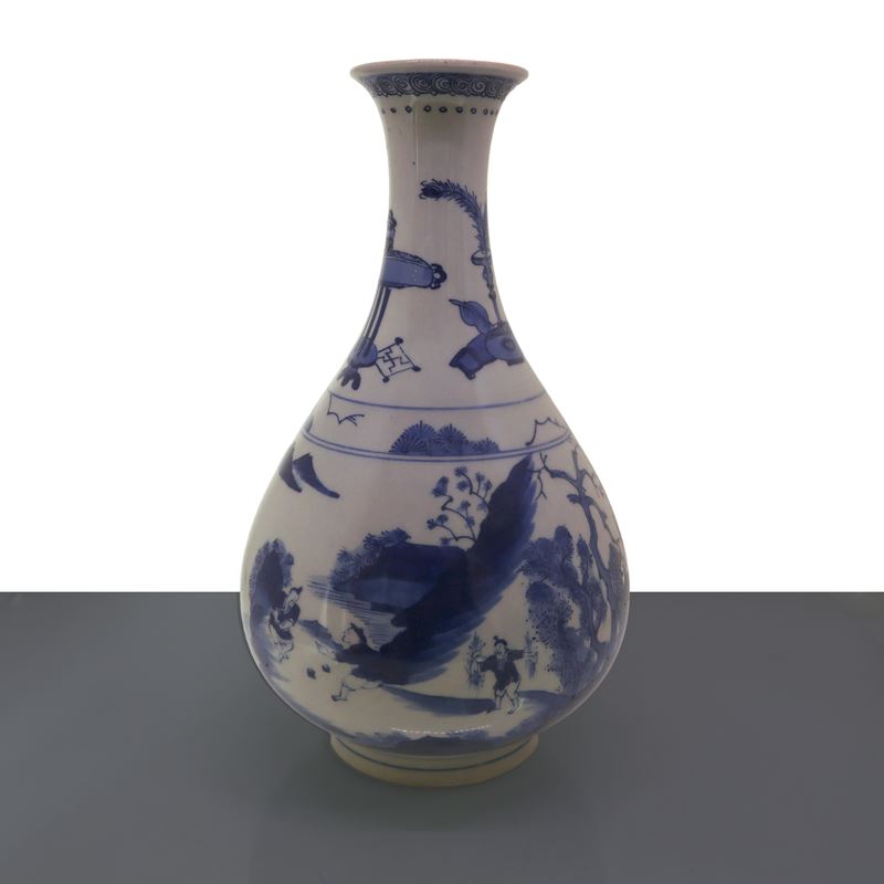 Vaso a Bottiglia Stile Kangxi nei Toni Bianco e Blu