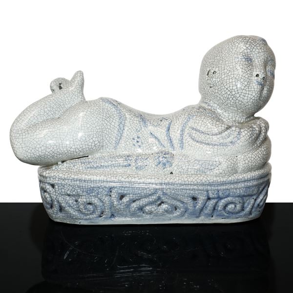 Scaldino in ceramica dalle fattezze di bambino