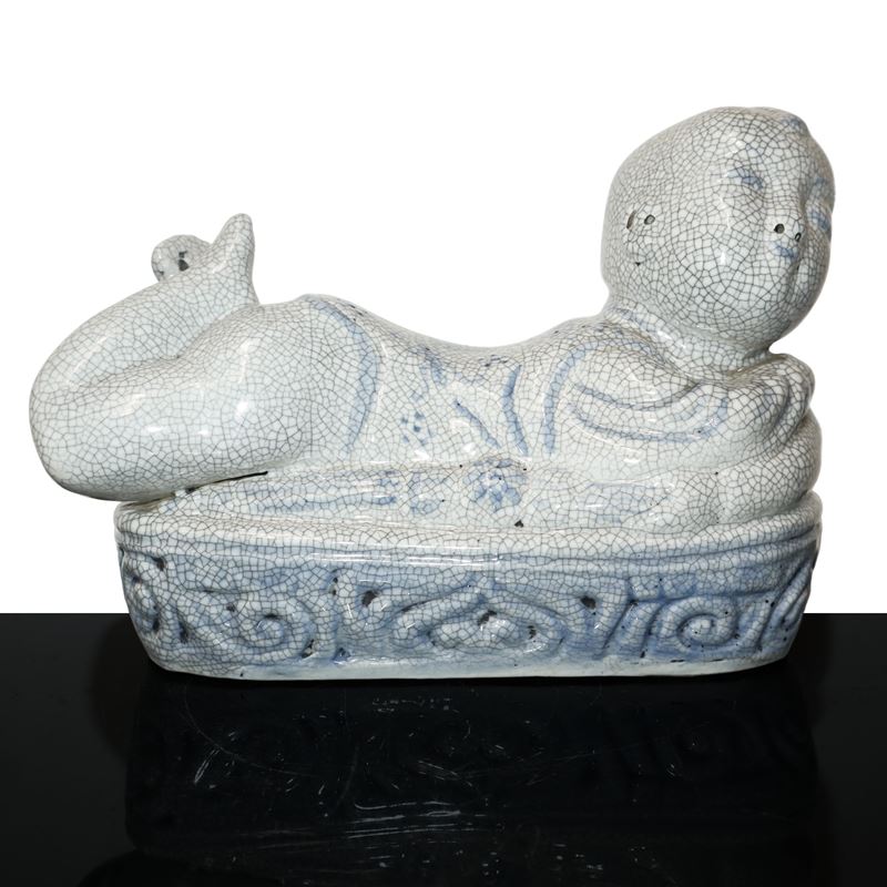 Scaldino in ceramica dalle fattezze di bambino