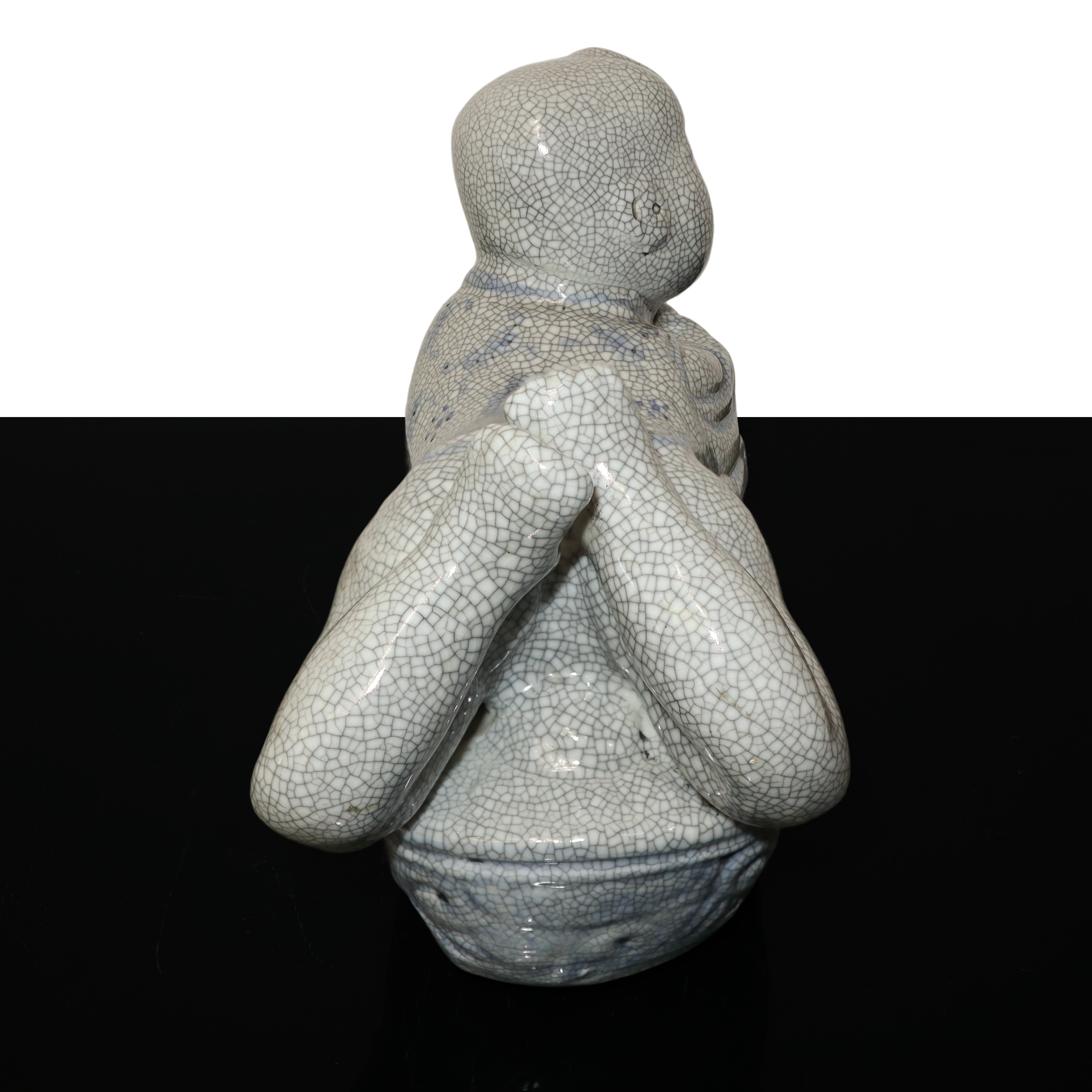 Scaldino in ceramica dalle fattezze di bambino