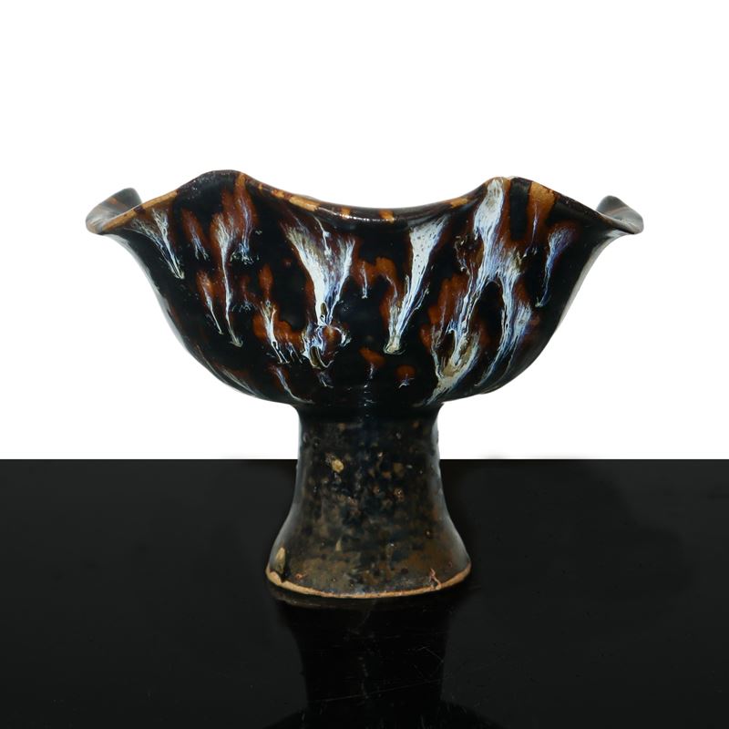 Ciotola con base alta dinastia Yuan su fondo nero decorata nei toni del marrone, bianco