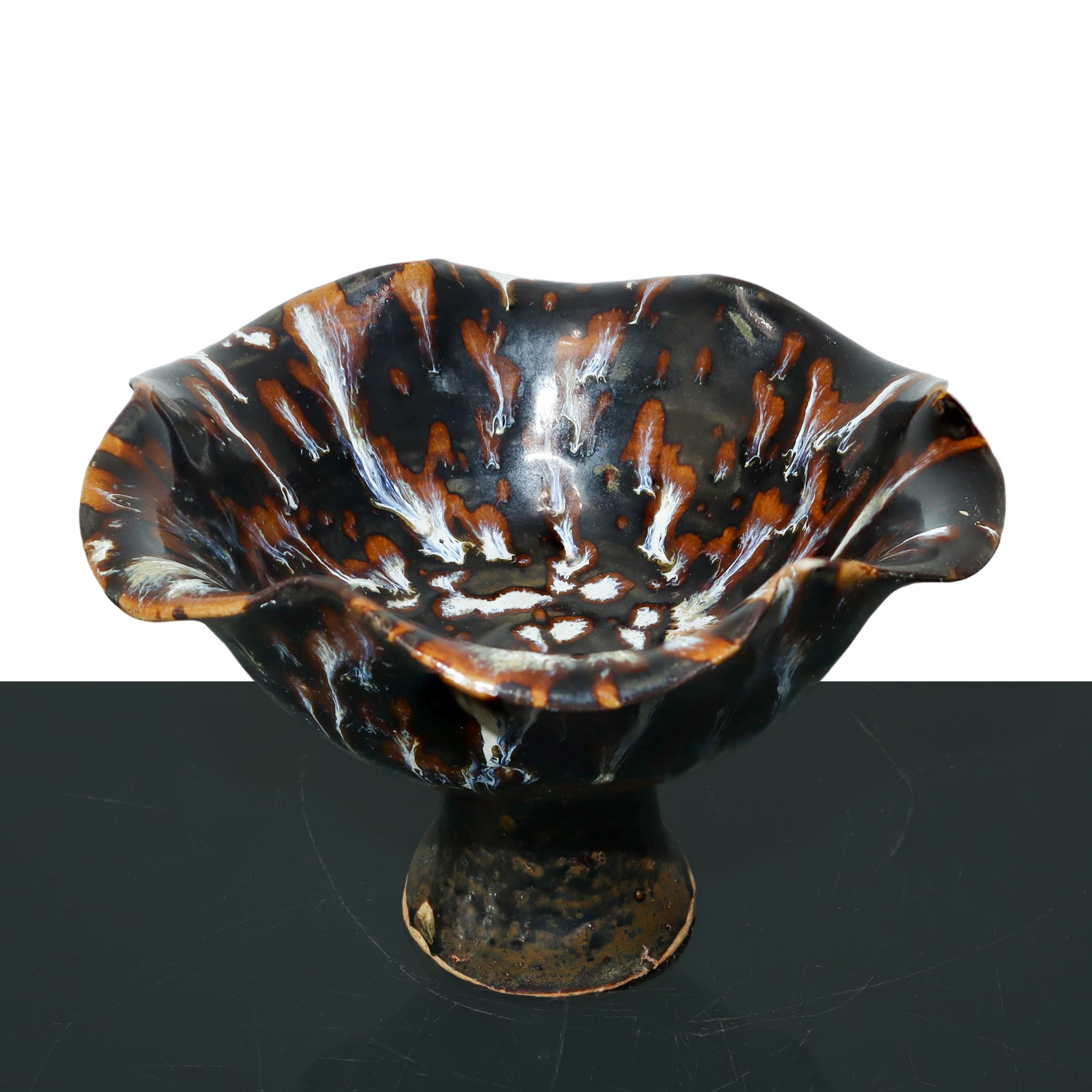 Ciotola con base alta dinastia Yuan su fondo nero decorata nei toni del marrone, bianco