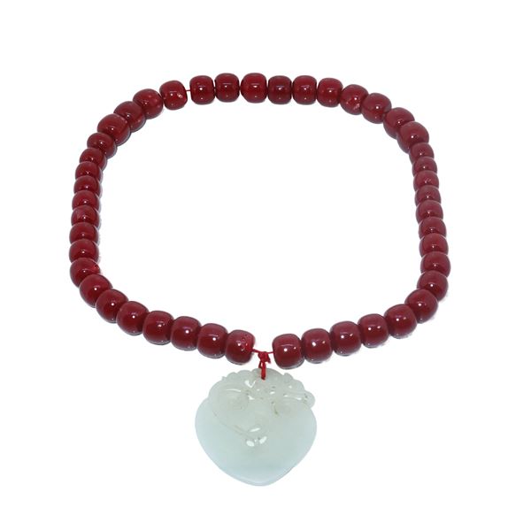 Collana in corallo rosso, con ciondolo in giada