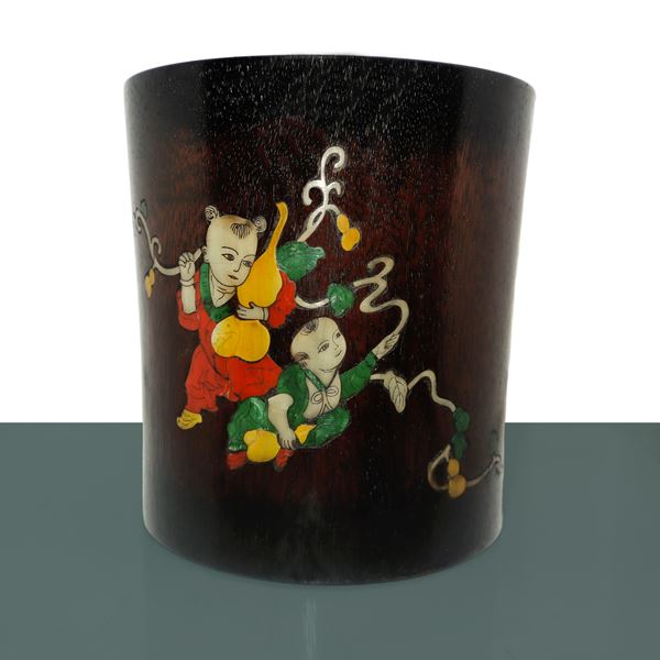 Portapennelli in legno con decoro intagliato con inserti di pietre dure