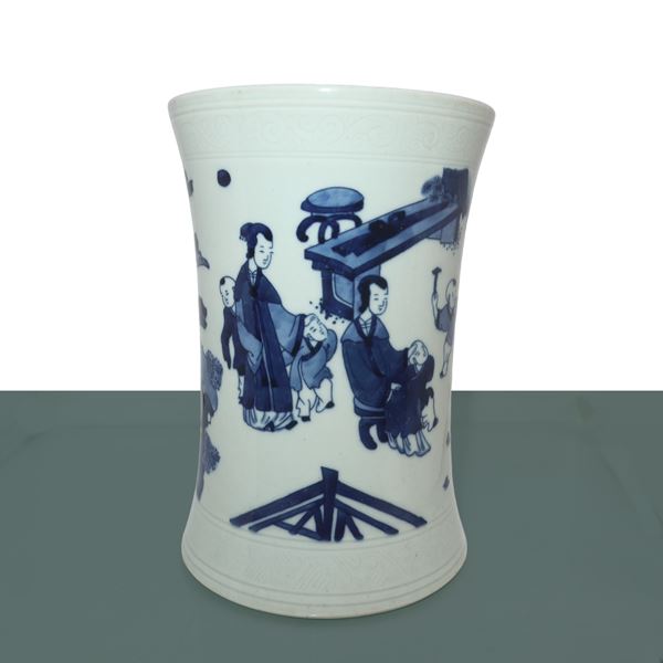 Portapenne in ceramica bianco con decori blu raffiguranti bambini che giocano