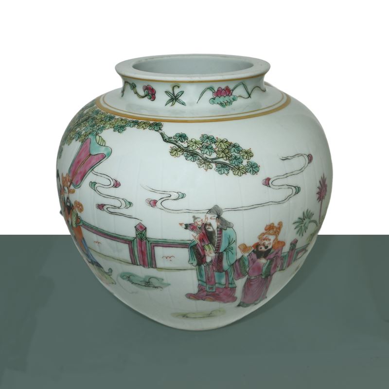 Vaso con decori policromi su sfondo bianco