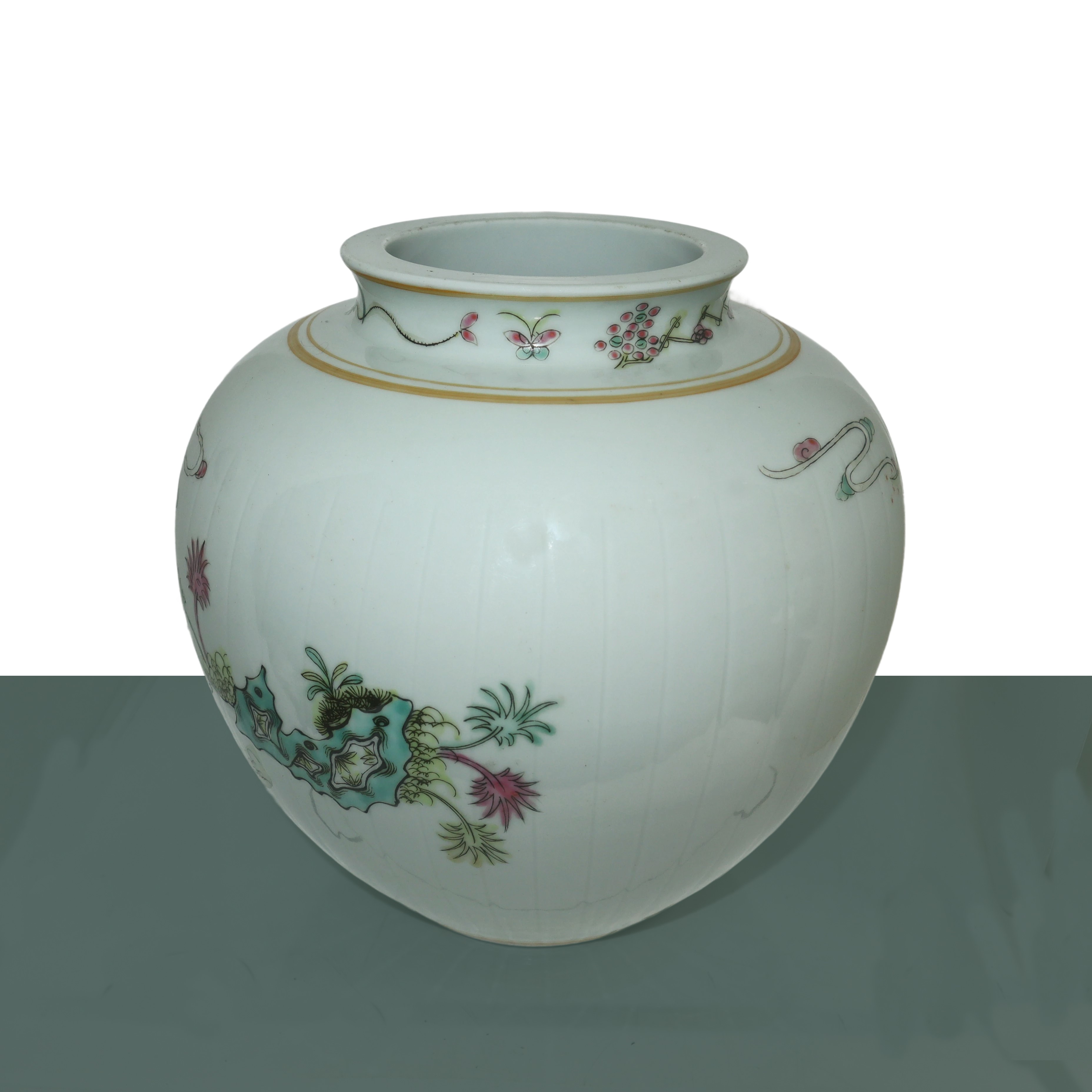 Vaso con decori policromi su sfondo bianco