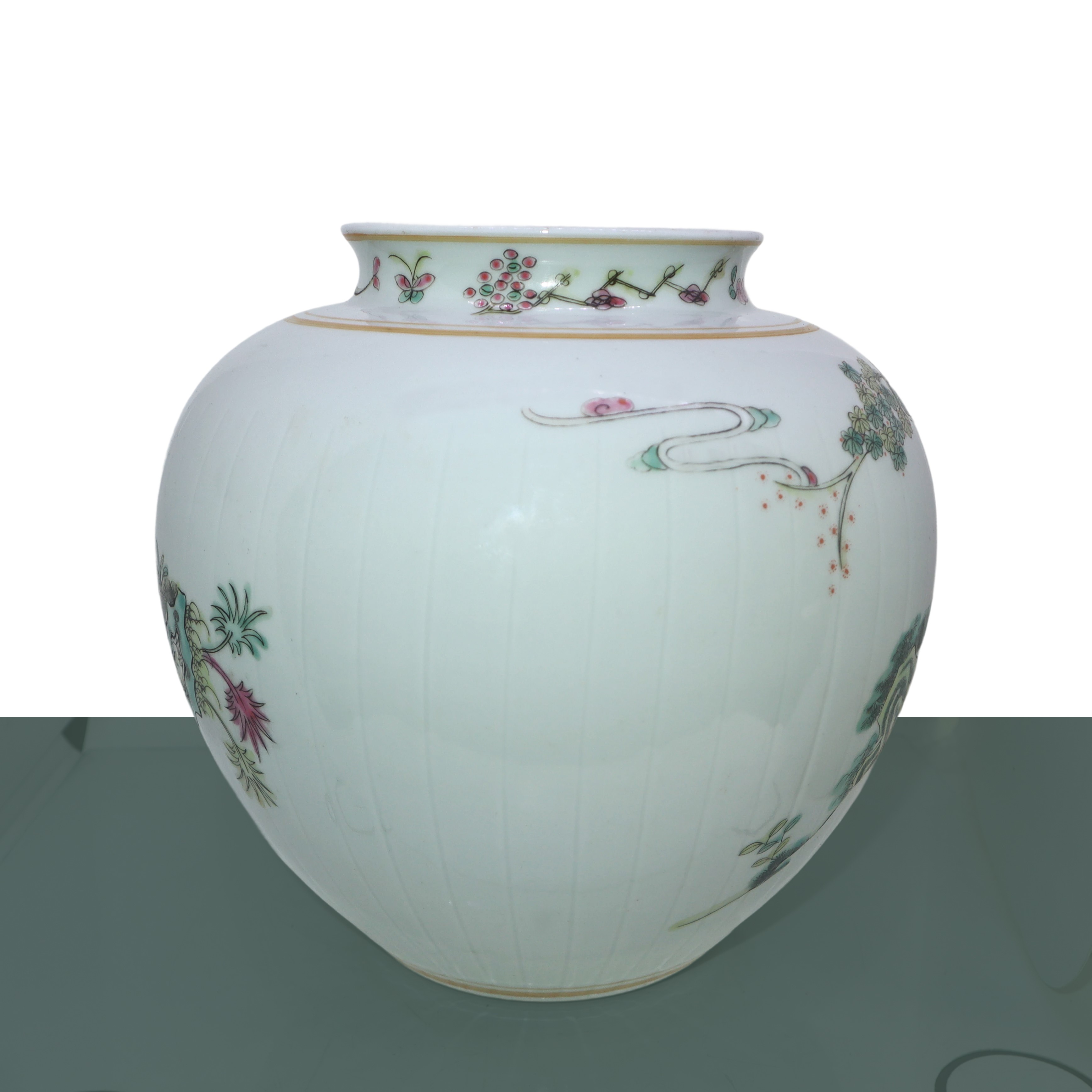 Vaso con decori policromi su sfondo bianco