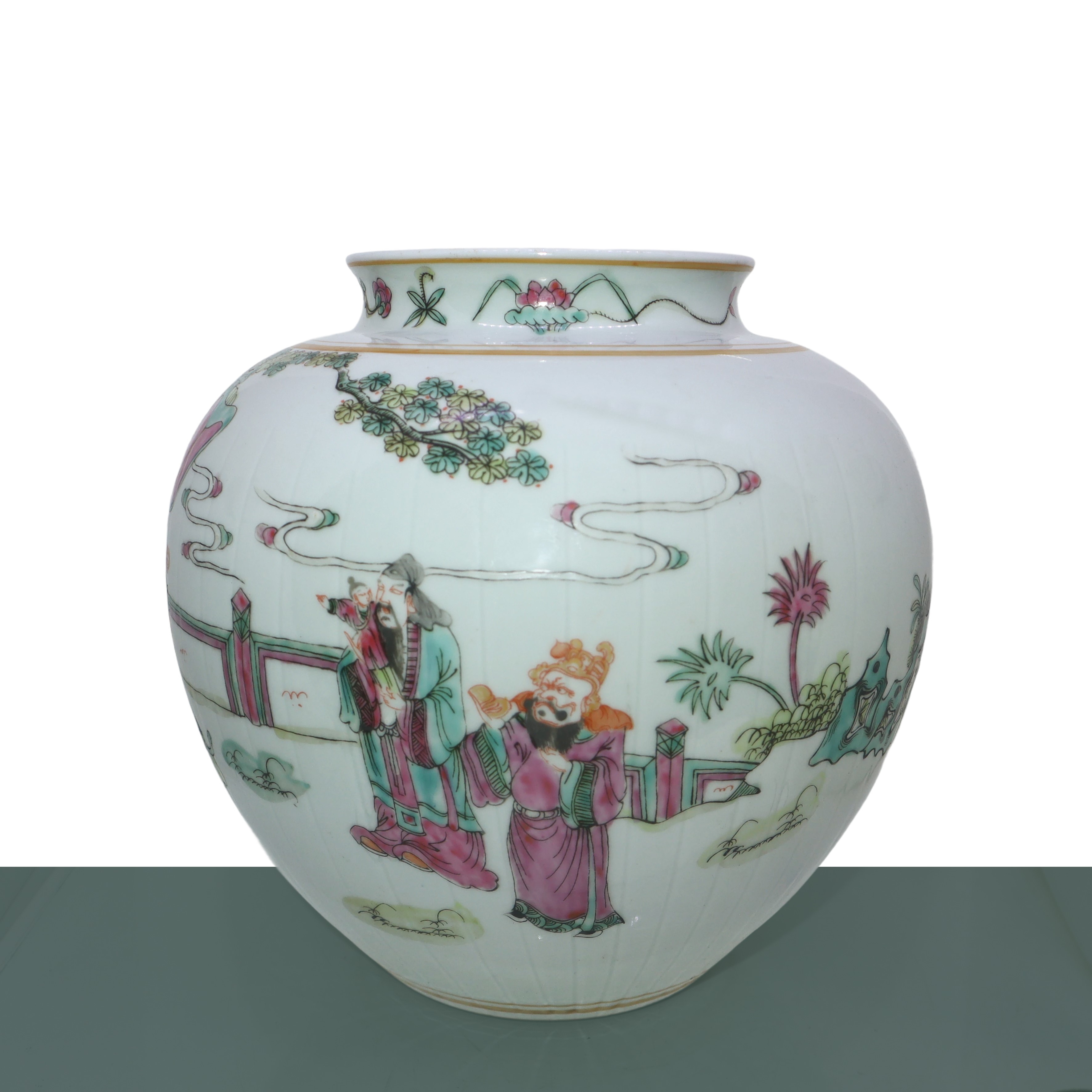 Vaso con decori policromi su sfondo bianco